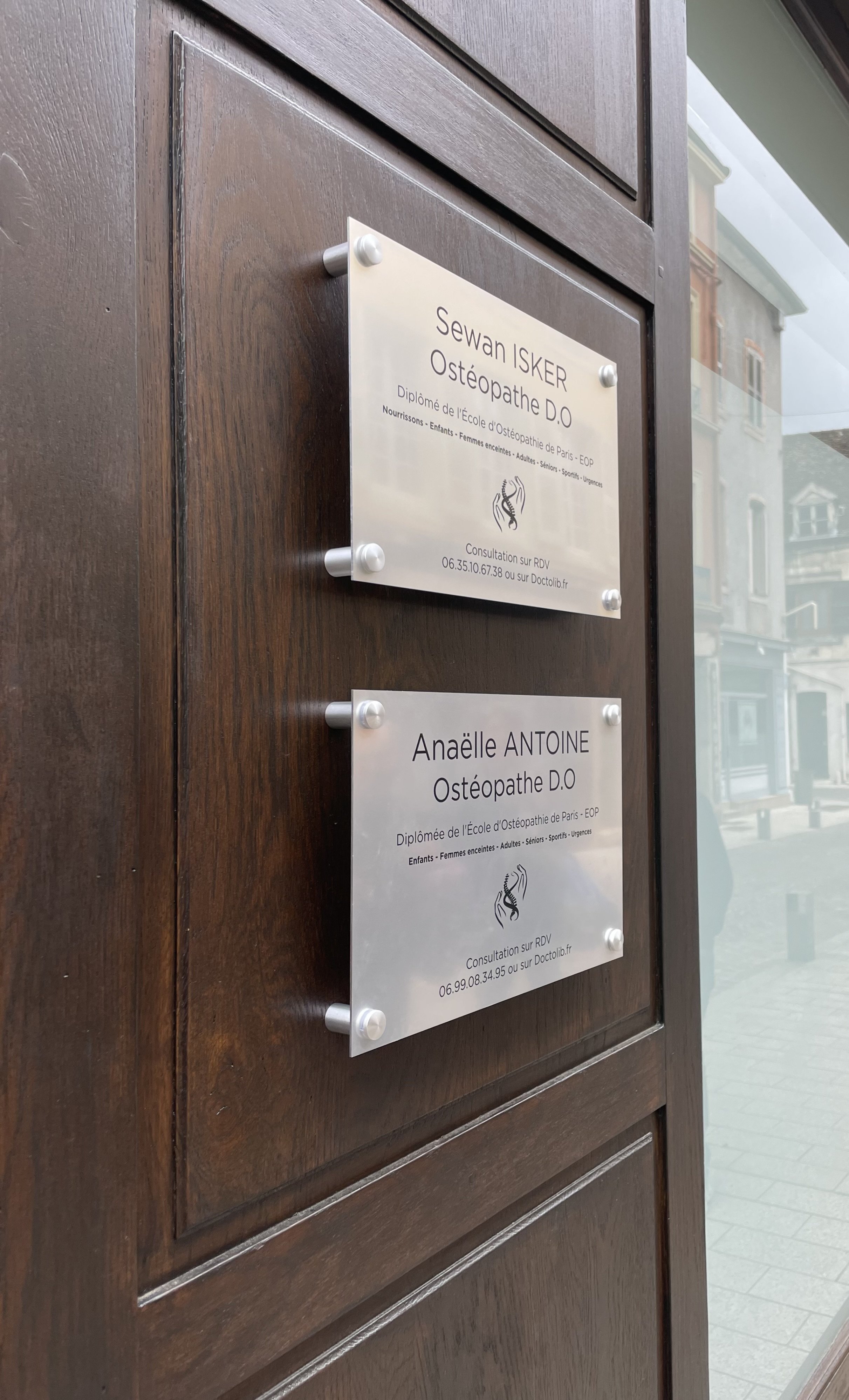 Praticiens du Pôle Santé EQUINOX ( Anaëlle ANTOINE ostéopathe Chalon-sur-Saône & Sewan ISKER ostéopathe Chalon-sur-Saône )