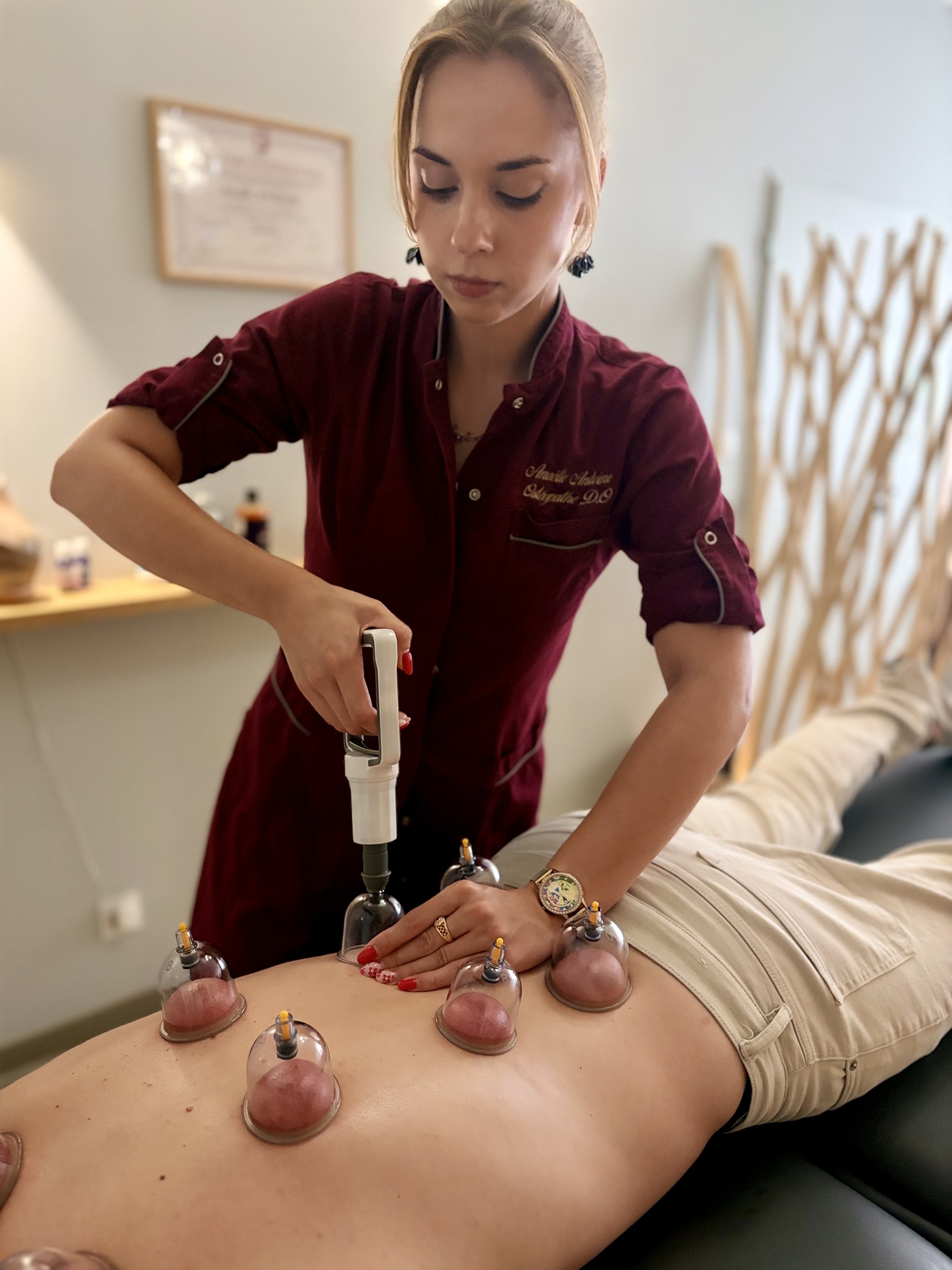 Anaëlle Antoine, ostéopathe D.O. à Chalon-sur-Saône, utilise également la technique de cupping, ou thérapie par ventouses, en complément de la prise en charge ostéopathique. Cette technique peut accompagner le travail des tissus et le relâchement des