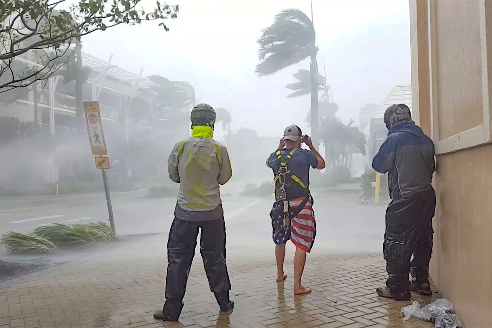 hoogtepunt_schuilen achter gebouw.jpg