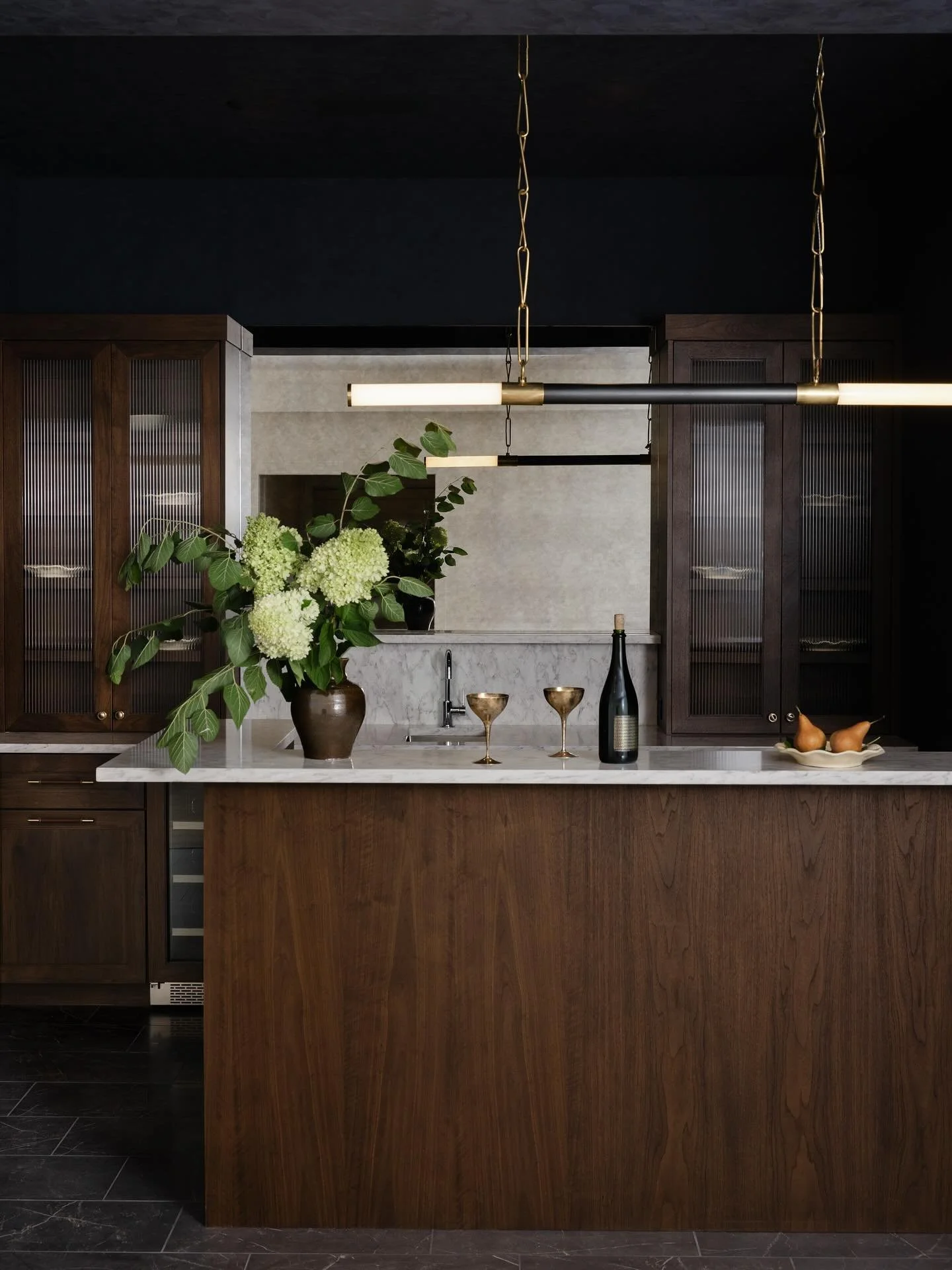 We are serving looks, not just cocktails in this beautiful basement bar✨🥂
.
.
.
Design/build: @mhousedevelopment 
Photography: @blossomlaneinteriorphoto 
Styling: @brandideversrussow 
.
.
.
#InteriorDetails #LuxuryInteriors #ModernKitchenDesign #Int