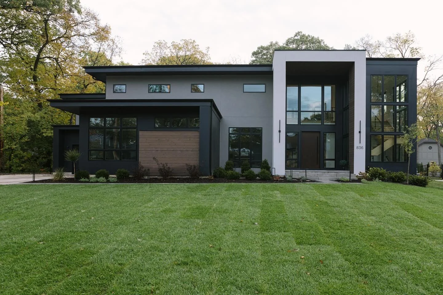 ✨ House Tour ✨ 
This home is truly a show stopper at every turn!
.
.
.
Design/Build: @mhousedevelopment 
Photography: @annieparishphoto 
Styling: @brandideversrussow .
.
.
.
#ModernHome #DreamHouse #LuxuryLiving #ModernArchitecture #HomeGoals #Contem