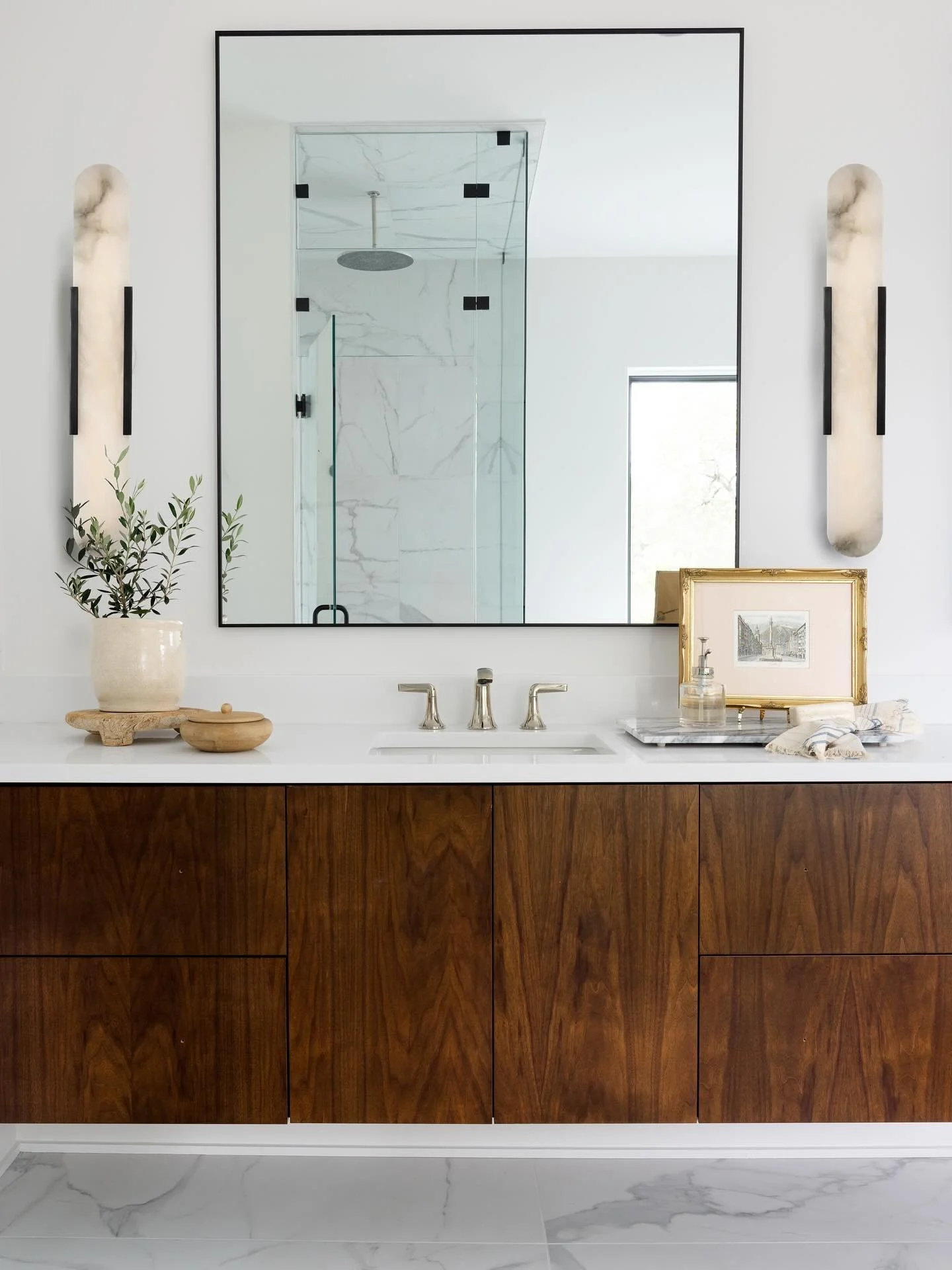 Step into luxury with this primary bathroom's clean lines and modern aesthetic! 
.
.
.
Design/build: @mhousedevelopment 
Photography: @blossomlaneinteriorphoto 
Styling: @christi.lee.photo