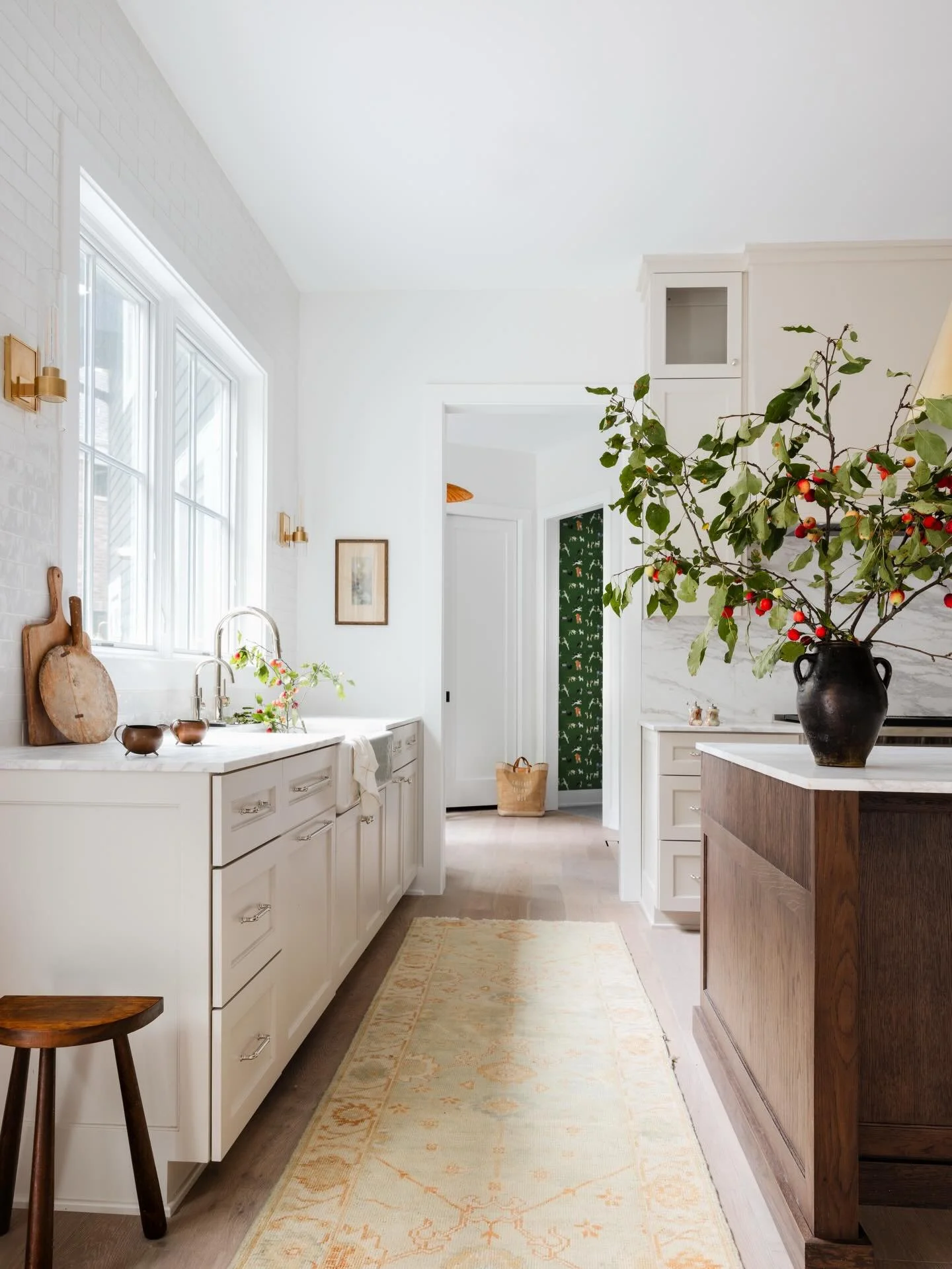 This kitchen is stunning, the dark oak, reeded texture, mixed metals in the hardware, light and dark cabinetry, absolutely perfect!!! 
.
.
.
Design/build: @mhousedevelopment 
Photography: @blossomlaneinteriorphoto 
Styling: @brandideversrussow