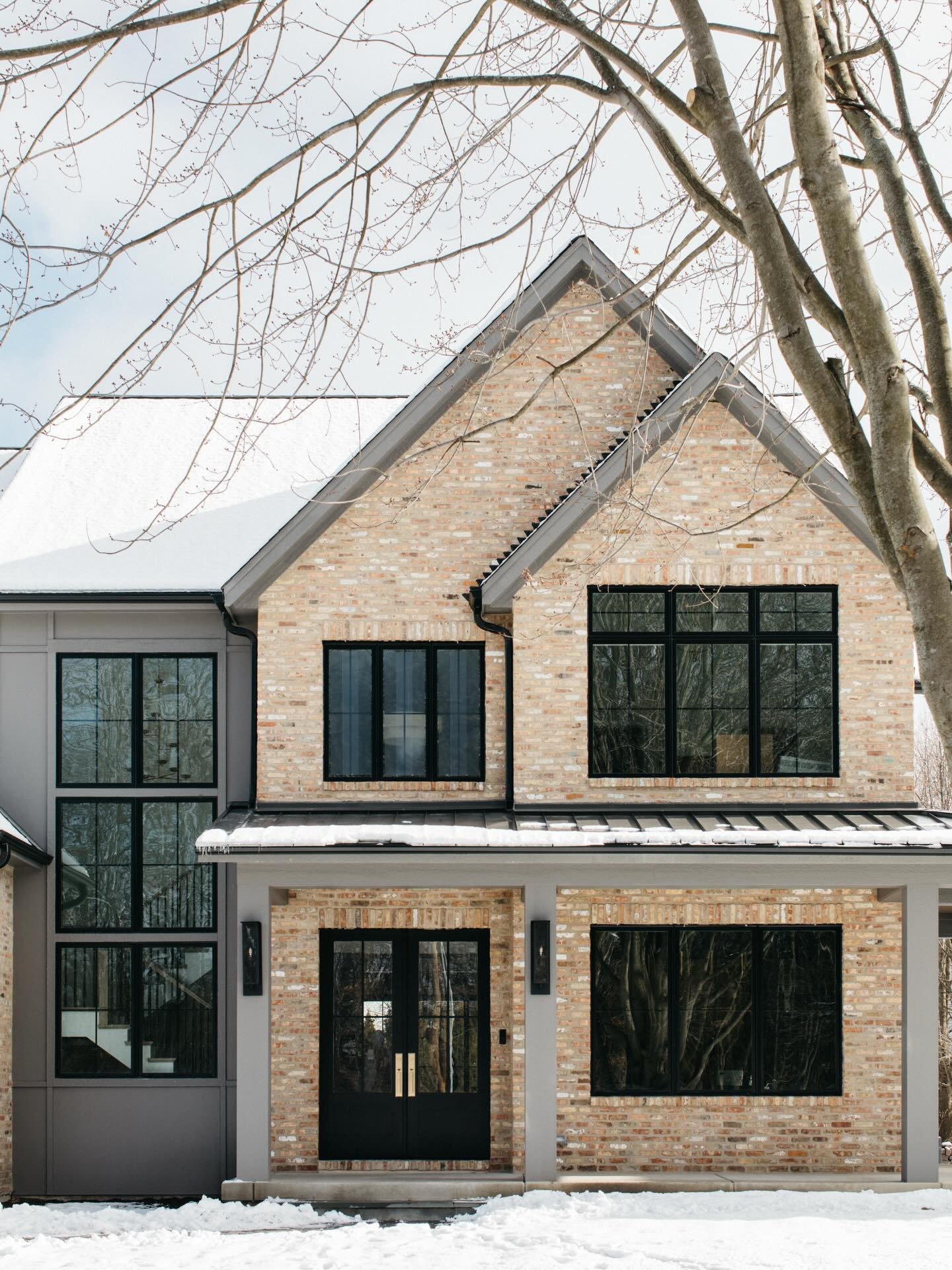 The combination of Chicago reclaimed brick and snow is beautiful, fitting perfectly with the weather we&rsquo;re having!! 
.
.
.
Design/build: @mhousedevelopment 
Photography: @margaretrajic 
.
.
.
#exterior #exteriordesign #hometohave #luxeinteriors