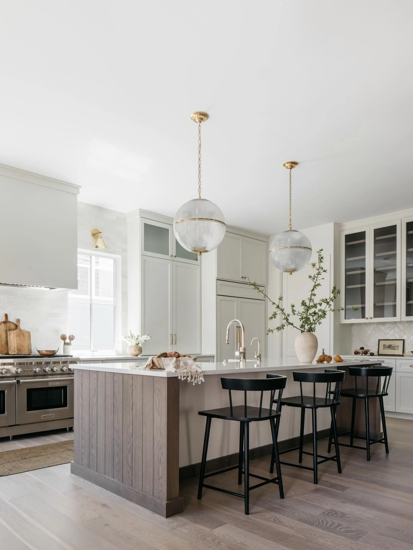 A kitchen that feels calm, curated, and effortlessly timeless.✨
.
.
.
Design/build: @mhousedevelopment 
Photography: @margaretrajic 
Styling: @brandideversrussow 
.
.
.
#ChicagoInteriorDesigner #QuietLuxury #TimelessInteriors #UnderstatedLuxury Refin