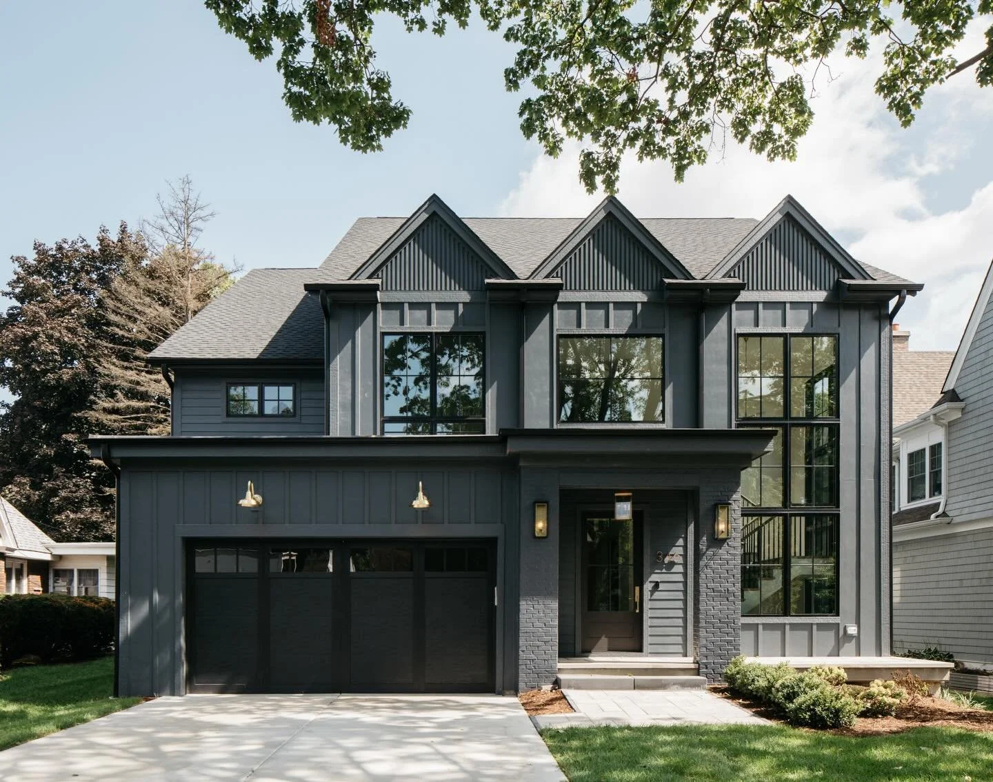We are obsessed with a bold striking facade. 🤍
.
.
.
Design/build: @mhousedevelopment 
Photography: @margaretrajic 
.
.
.
#exteriorarchitecture #interiors #luxuryhomes #beautifulhomes