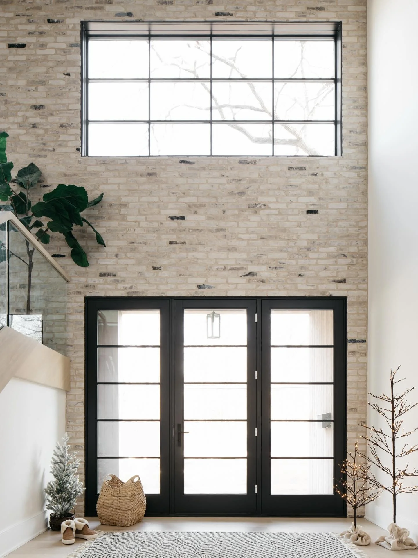 Reclaimed brick for the foyer for the win!!!! ✨
.
.
.
Design/build: @mhousedevelopment .
Photography: @margaretrajic
