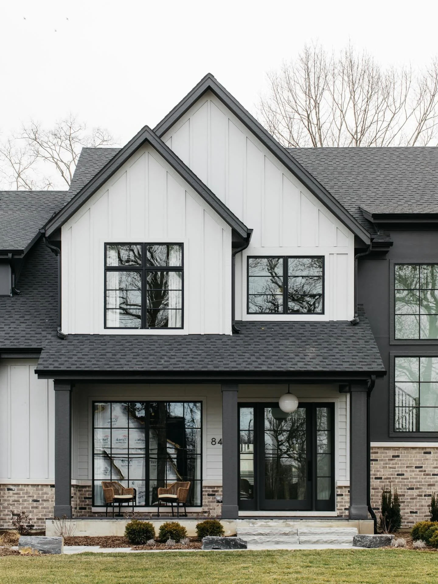 Moody contrasts, clean lines, and timeless curb appeal 🤍🖤
.
.
.
#ModernFarmhouse #CurbAppeal #ExteriorDesign #NewBuild #luxuryhomes