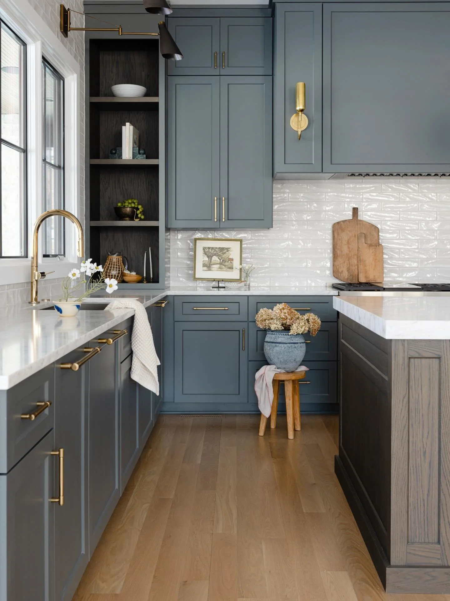 Classic details, modern mood.. 🙌🏻
Build/Design: @mhousedevelopment
Photography: @blossomlaneinteriorphoto 
Styling: @christi.lee.photo 
.
.
#kitcheninspo #interiordesign #kitchendesign #customhomes