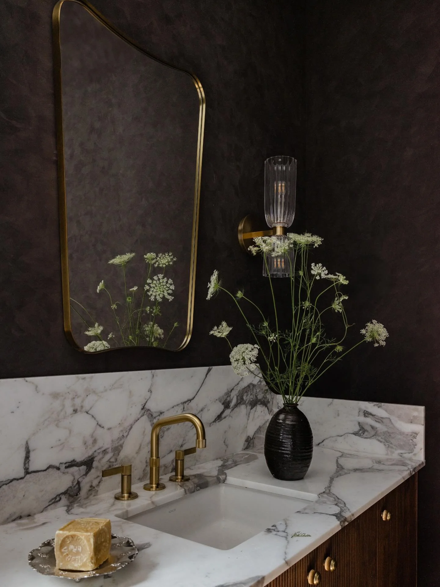 Moody, dramatic, and dripping in detail 🤎✨
.
.
Design/build: @mhousedevelopment 
Photography: @blossomlaneinteriorphoto 
Styling: @brandideversrussow 
.
.
#powderroom #interiordesign #moodyinteriors #luxuryhomes #interiorinspo