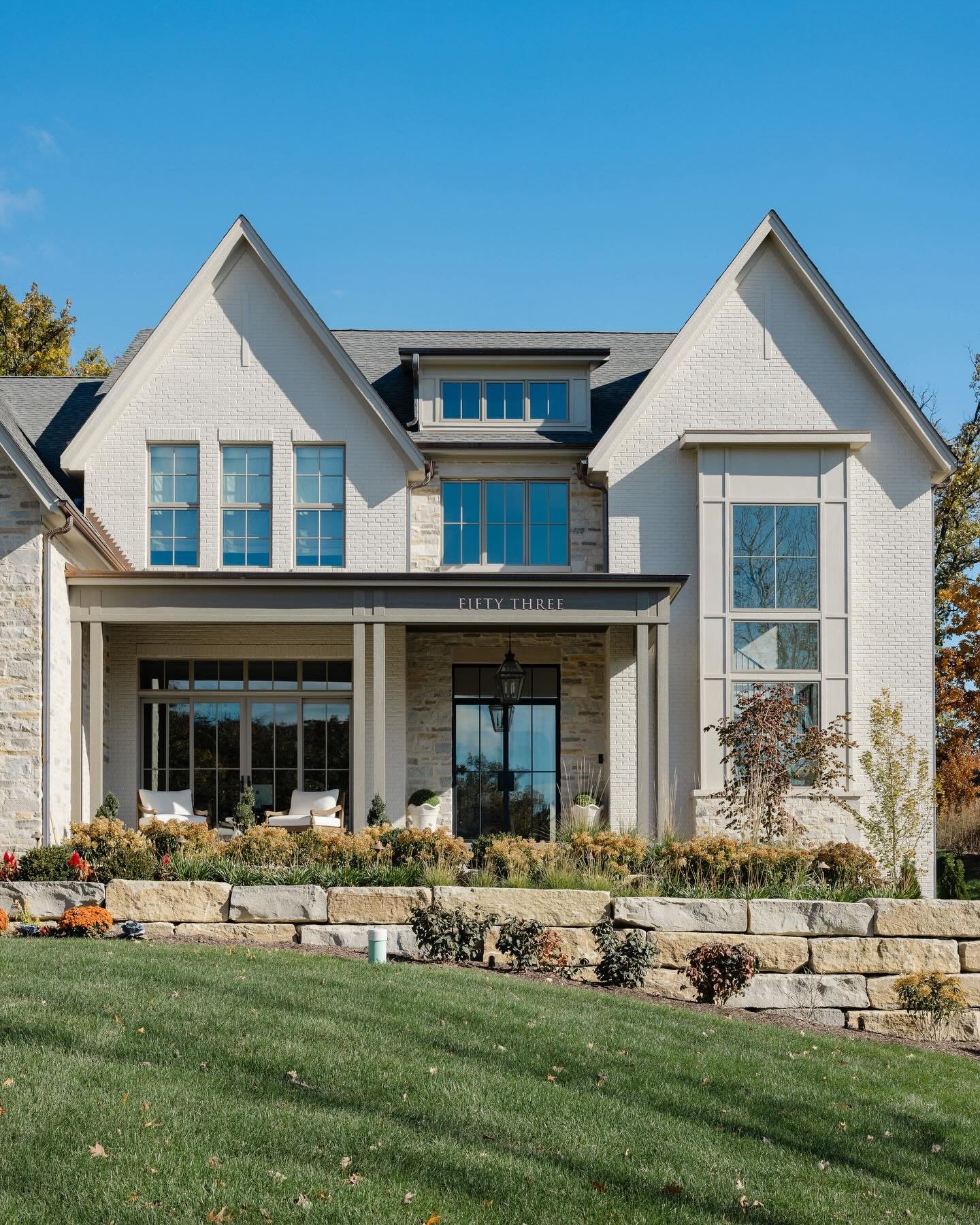 Soft palette with all the right accents&hellip;💫
.
.
.
Design/Build: @mhousedevelopment 
Photography: @blossomlaneinteriorphoto 
.
.
#homeexterior #architecture #traditionalexterior