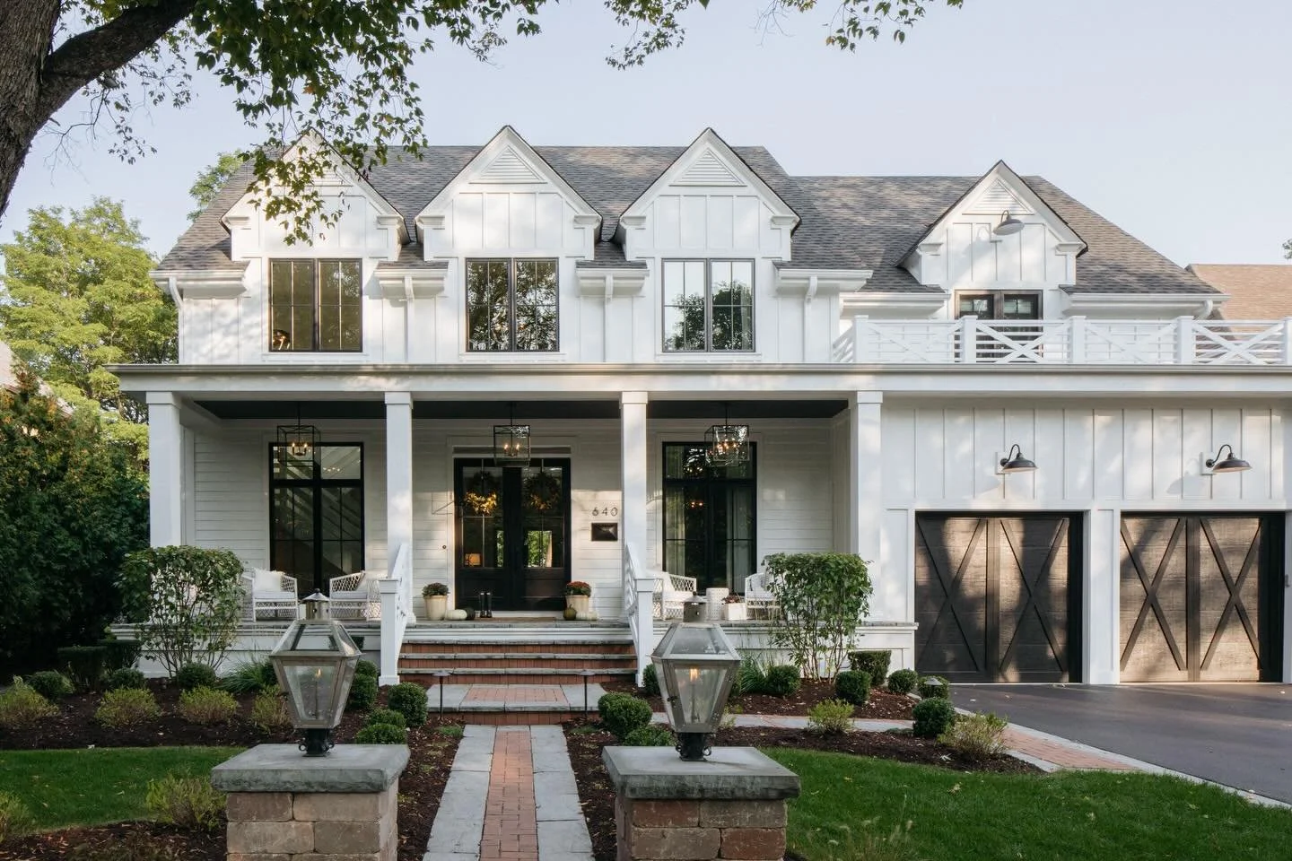 Classic farmhouse&hellip;🤍
.
.
Design/build: @mhousedevelopment 
Photography: @margaretrajic 
.
.
#farmhouse #exteriordesign #architecture #interiordesign #luxehome