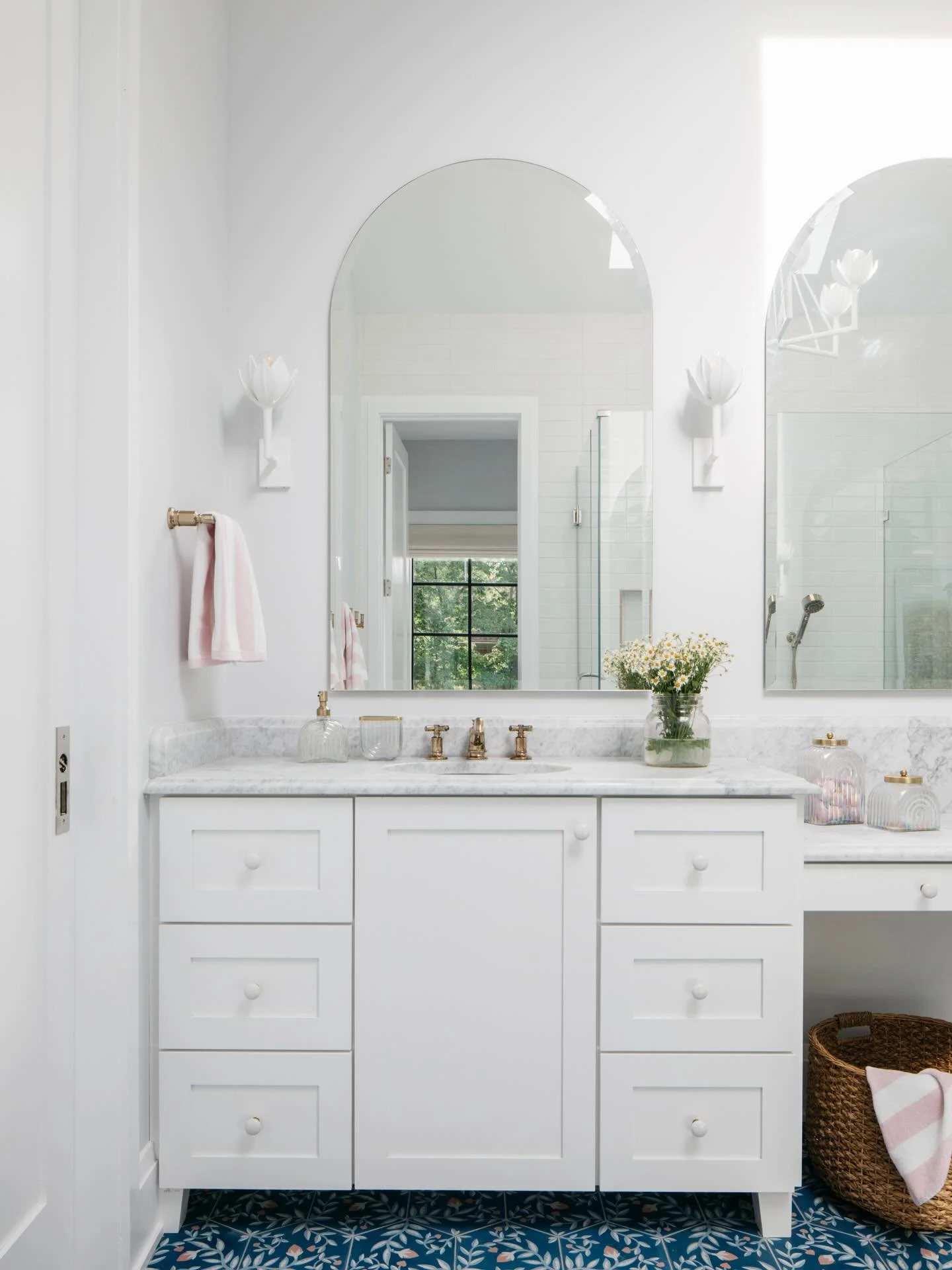 Girls bath featuring the sweetest strawberry tile&hellip; 🍓
.
.
Design/build: @mhousedevelopment 
Photography: @margaretrajic 
.
.
#bathroominspiration #interiordesign #homedesign