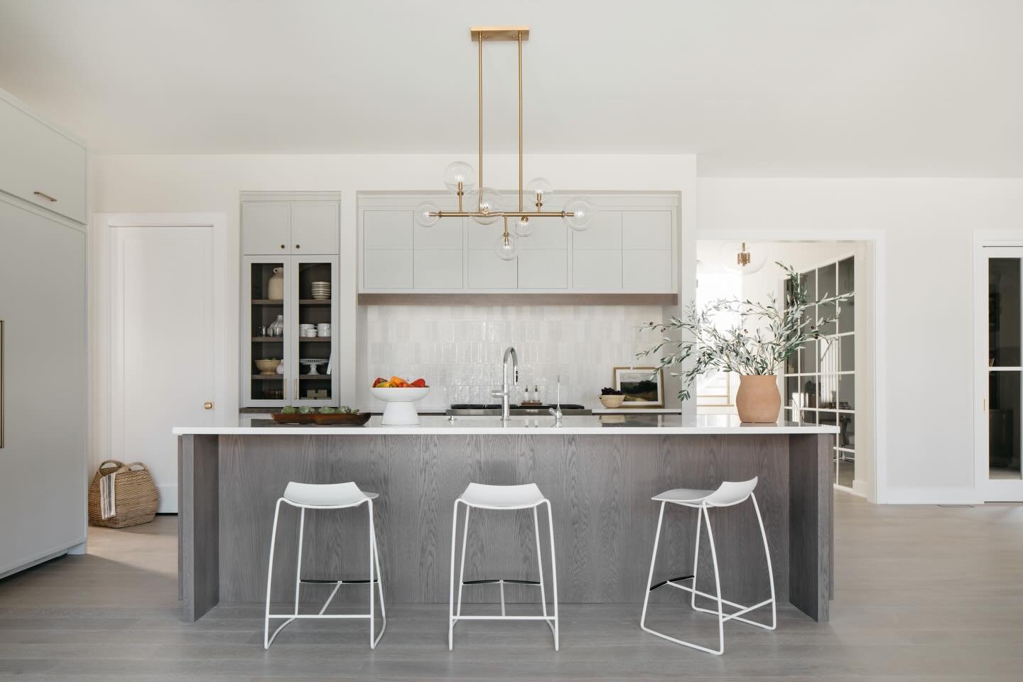 This kitchen - dreamy&hellip; 🌿☁️
.
.
Design/build: @mhousedevelopment 
Photography: @margaretrajic 
.
.
#designinspiration #kitcheninspiration #interiordesign