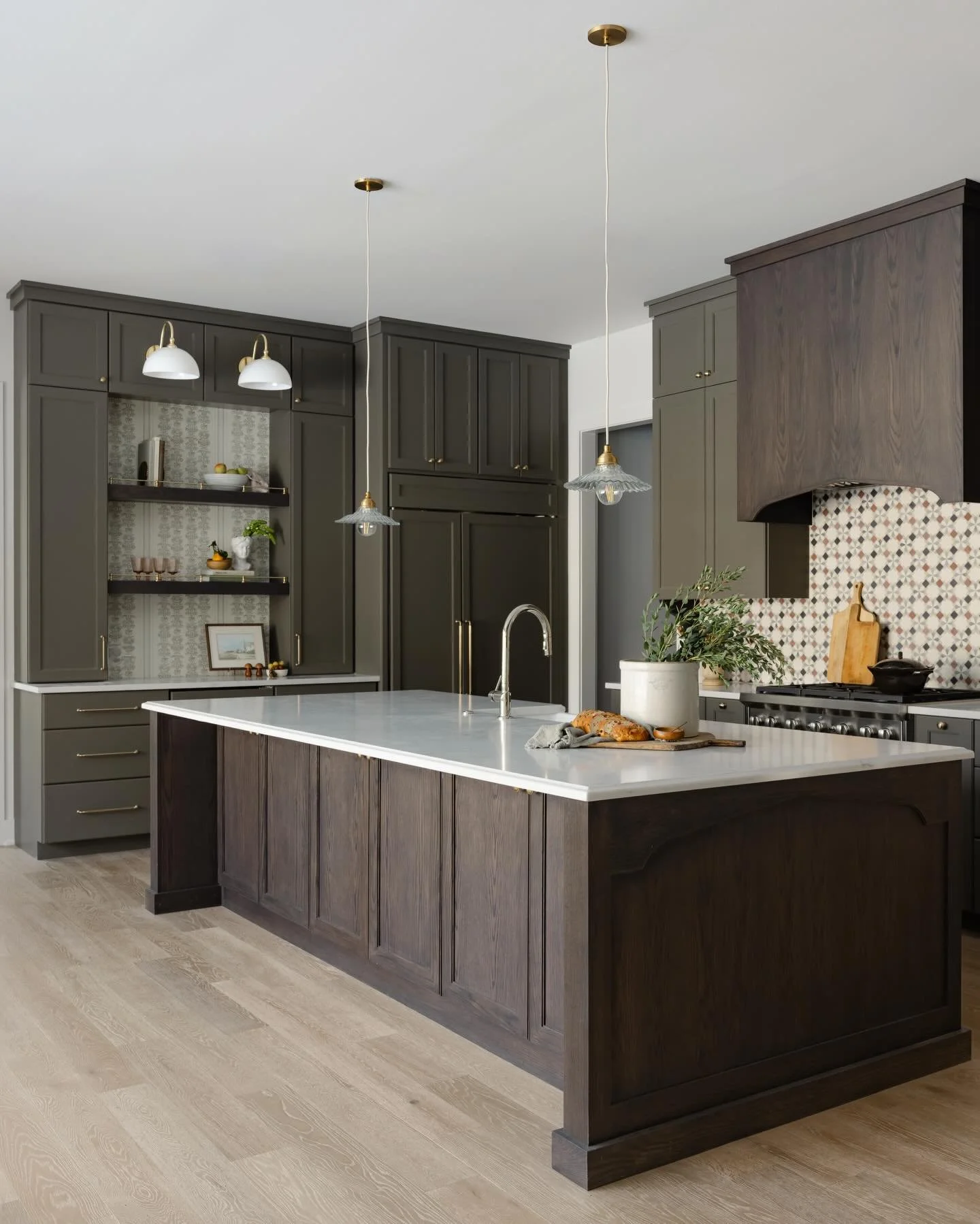 Moody warm tones meet statement backsplash - love the character in this kitchen&hellip; 🫶🏻
.
.
Design/Build: @mhousedevelopment 
Photography: @blossomlaneinteriorphoto 
Styling: @christi.lee.photo 
.
.
#kitcheninspiration #interiordesign #classicin
