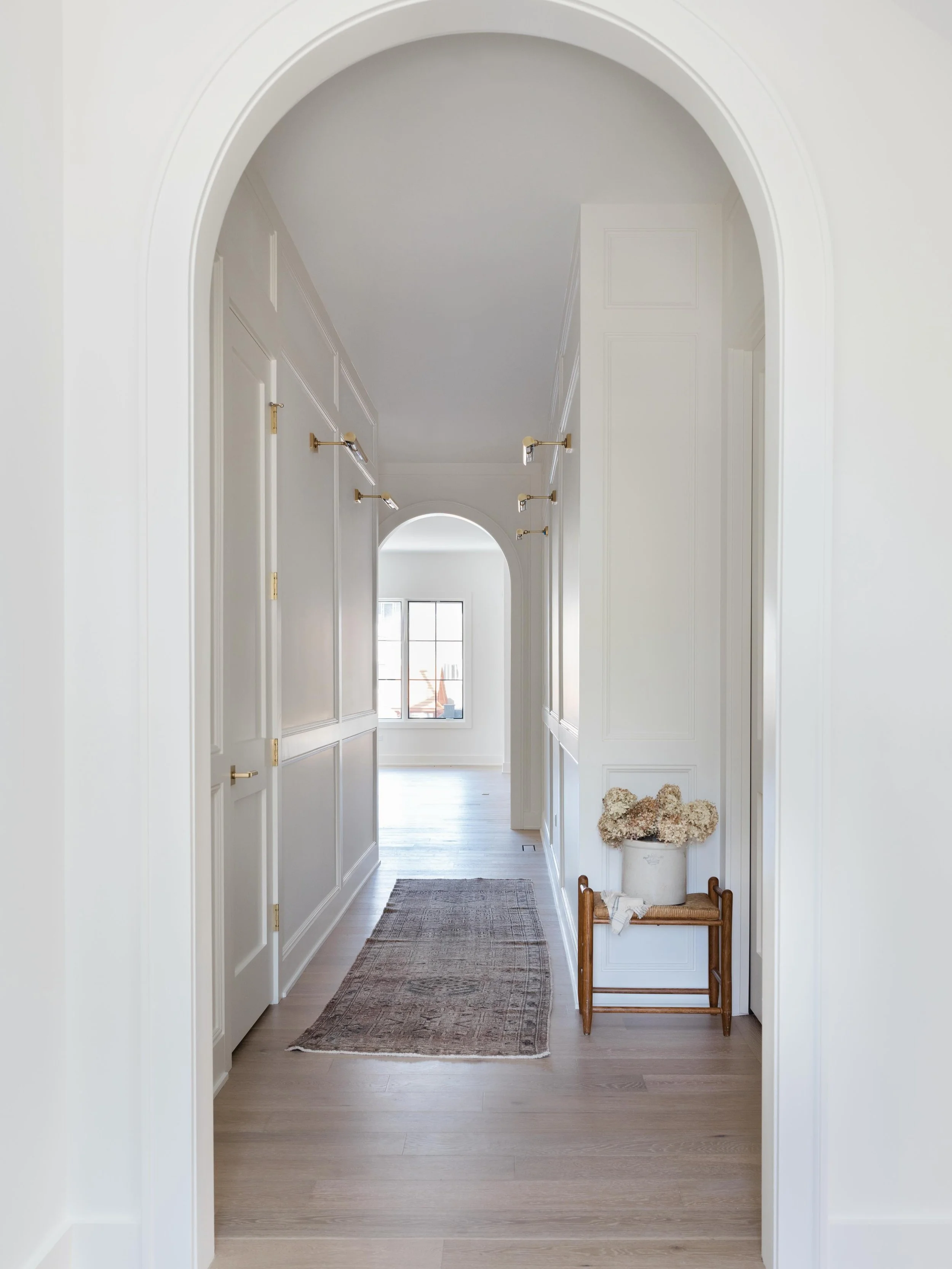 Home tour of this stunning place that radiates charm in every corner&hellip; 
.
.
Design/Build: @mhousedevelopment 
Photography: @blossomlaneinteriorphoto 
Styling: @christi.lee.photo 
.
.
#housebeautiful #interiordesign #interiorstyling #designideas