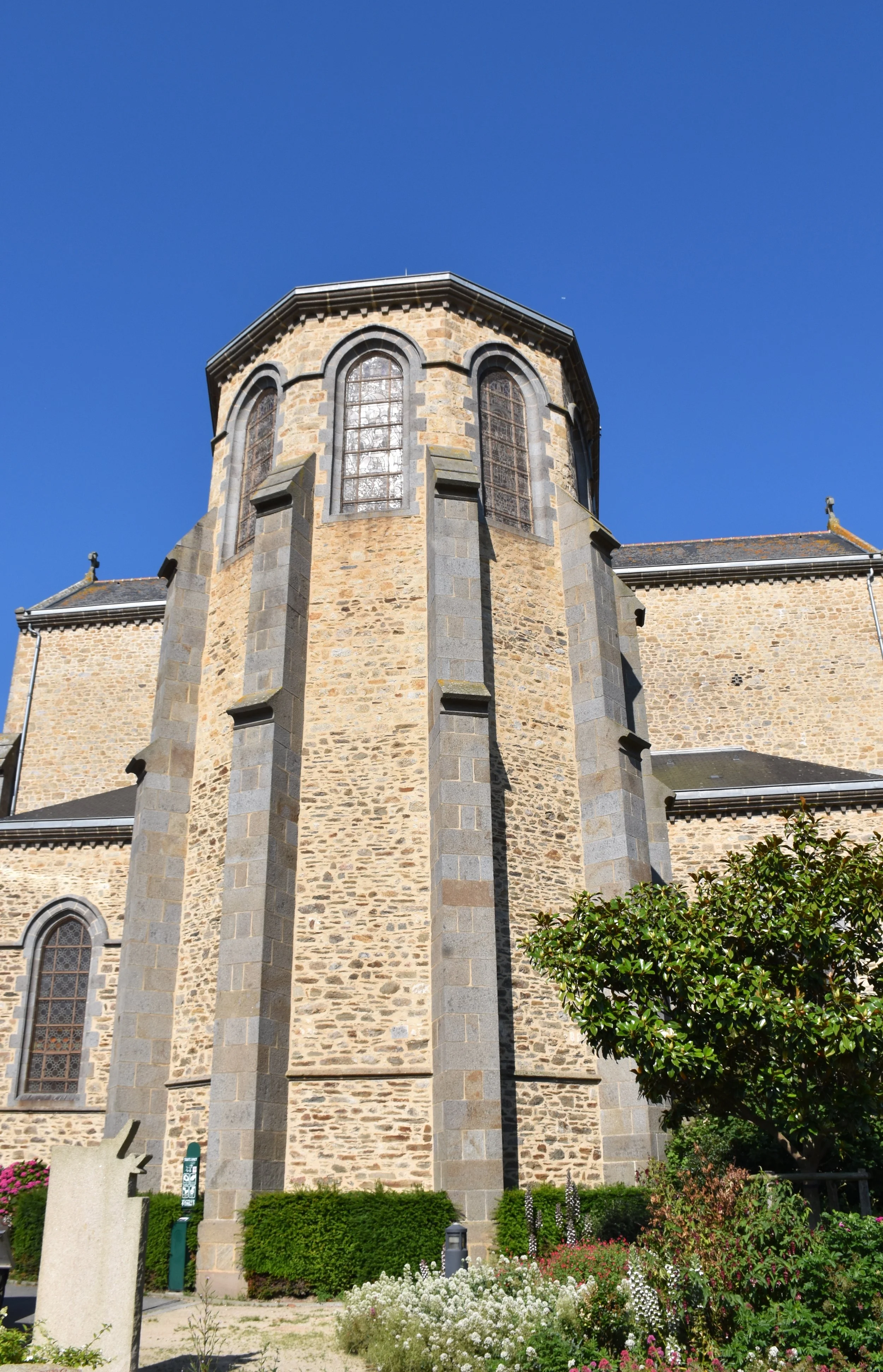 Eglise_de_Saint-Méloir-des-Ondes_-_Le_chevet (1).jpg