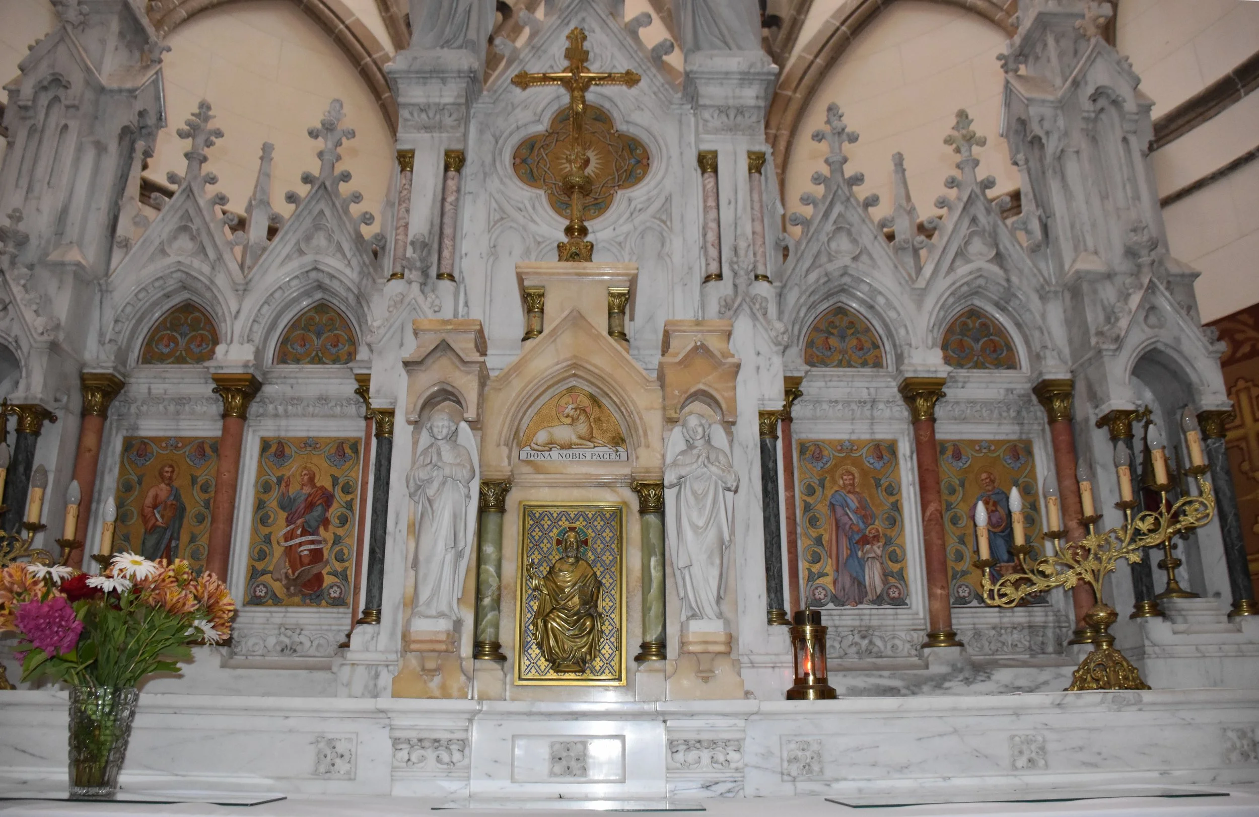 Eglise_de_Saint-Méloir-des-Ondes_-_Le_maître-autel_A (1).jpg
