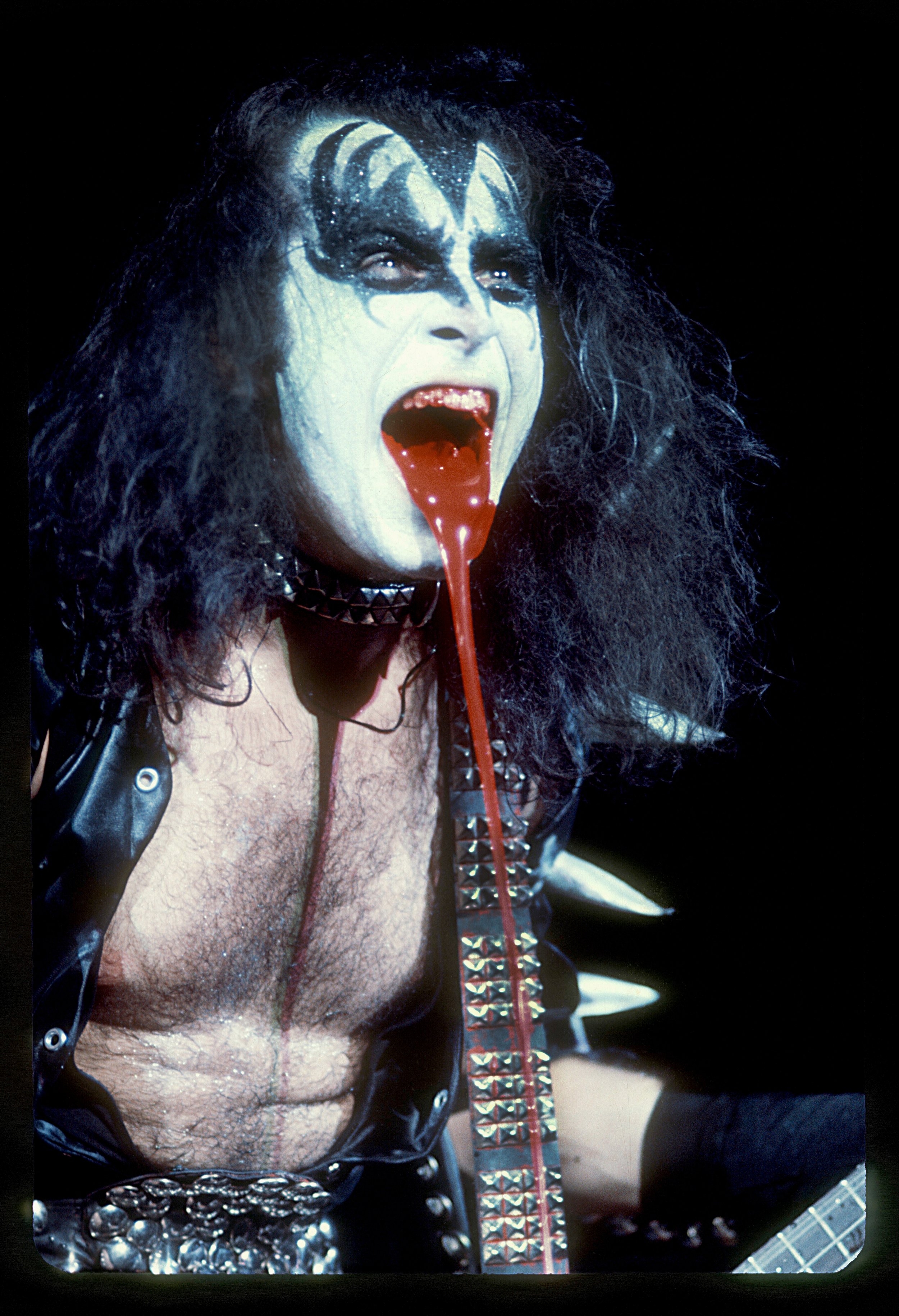 Kiss Gene Simmons, LA Forum 1976