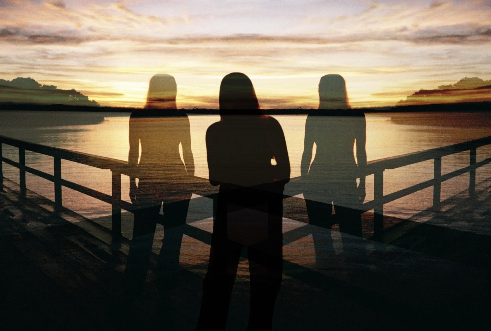 𝘊𝘰𝘯𝘷𝘦𝘳𝘴𝘢𝘵𝘪𝘰𝘯𝘴 𝘞𝘪𝘵𝘩 𝘔𝘺𝘴𝘦𝘭𝘧

Analog photos, digital triple exposure