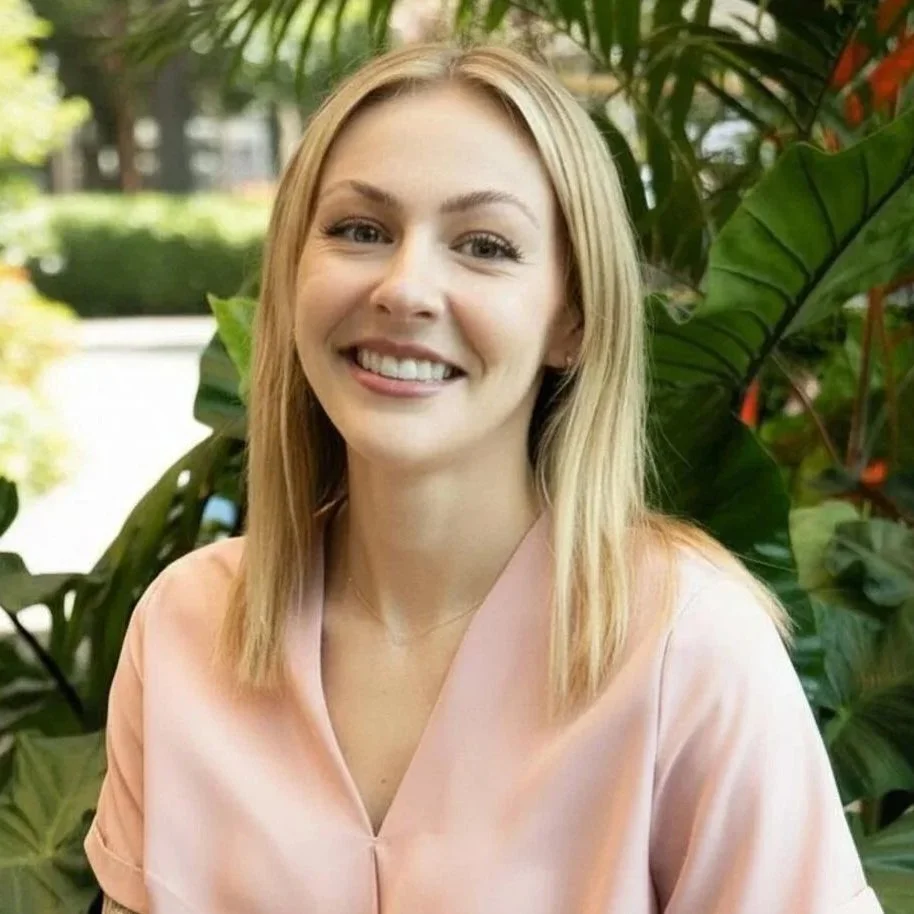 Bio Headshot of Gabby