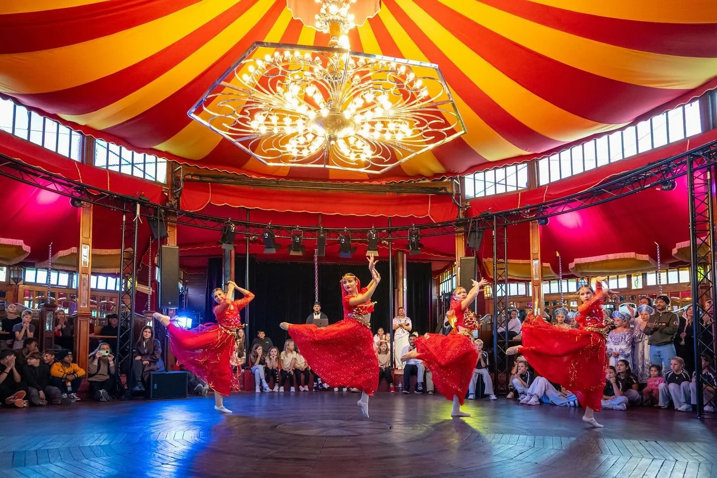 🔥🎶 Gestern im Porsche Traumwerk: &uuml;ber 200 Leute &ndash; davon 70 T&auml;nzer:innen 💃🕺!

Junge Menschen brauchen B&uuml;hne 🎤, Licht 💡 &amp; Support 🤝.
Das Berchtesgadener Land lebt von Kultur &amp; Kreativit&auml;t ✨❤️

Danke an alle, die