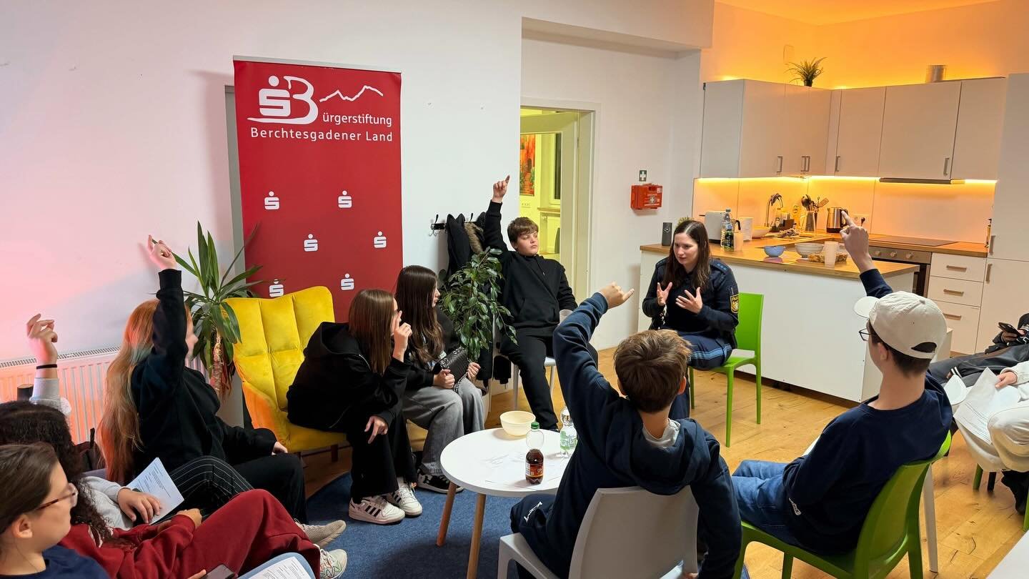 📱💡 Polizei im SPACE!

Gemeinsam mit Polizeiobermeisterin Patricia Hagenauer haben Jugendliche bei uns gelernt, wie schnell Chats, Bilder &amp; Videos strafbar werden k&ouml;nnen &ndash; und wie man sich online sch&uuml;tzt. 🔒🚫

Danke an die Poliz