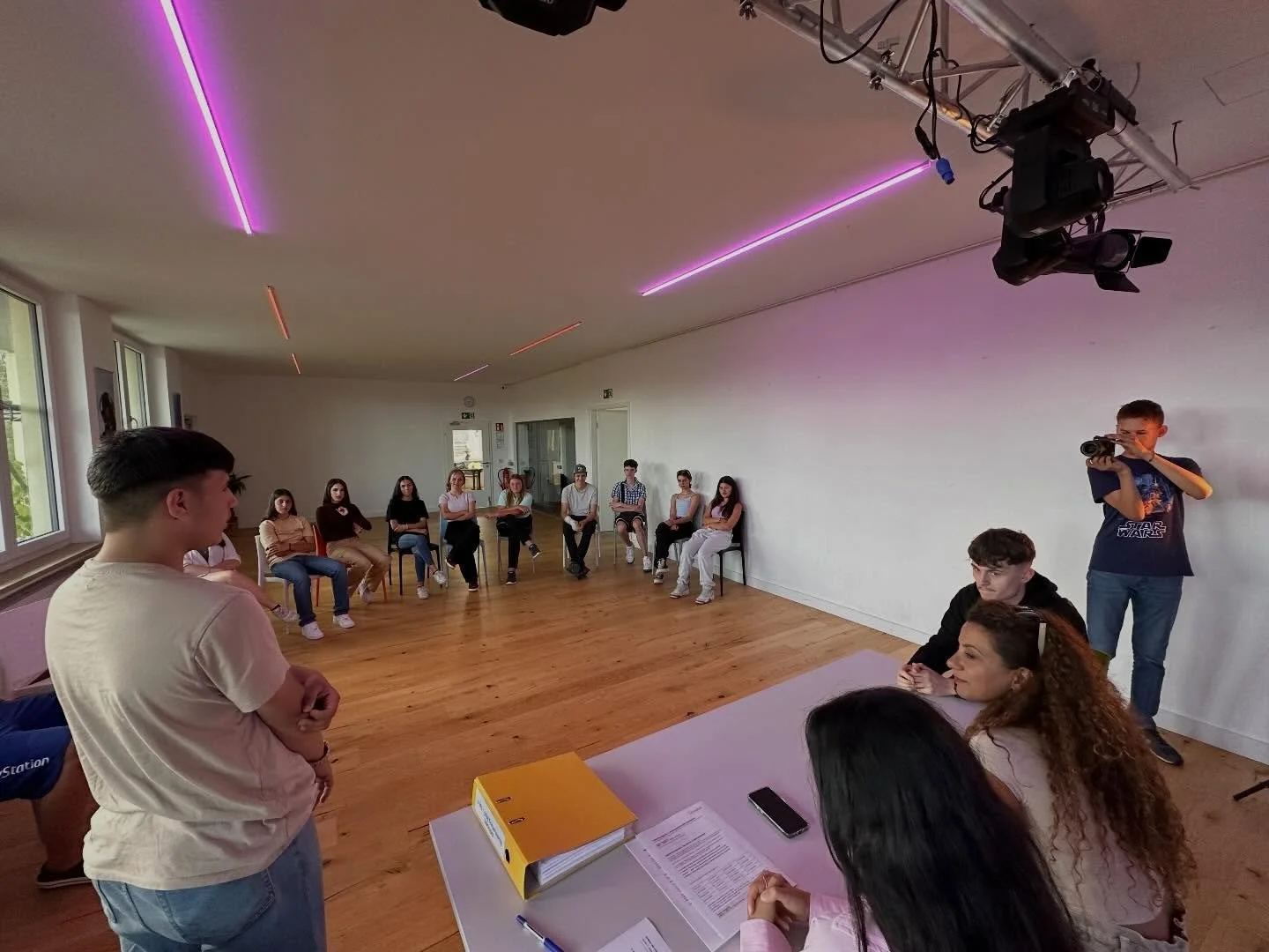 🧠💡 W&auml;hrend ihr euren Alltag rockt, arbeiten wir im SPACE im Hintergrund auf Hochtouren:
Wir planen komplexe Projekte, schreiben Konzepte, telefonieren, organisieren Partner &ndash; alles, damit junge Menschen geh&ouml;rt, gesehen und unterst&u