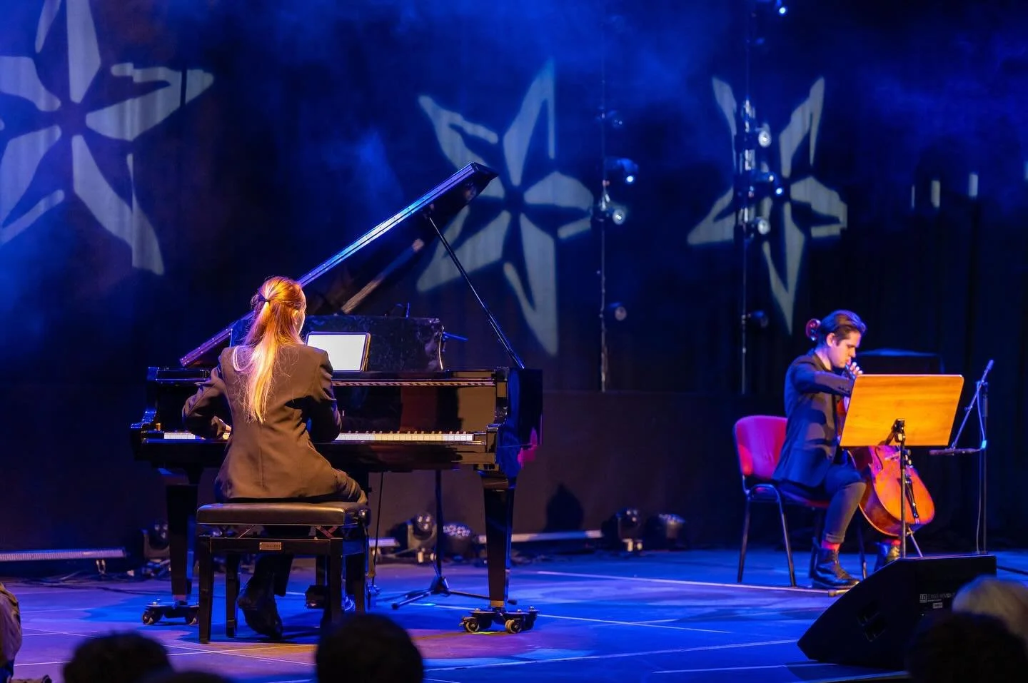 Uns geht es um Kunst 🎨
Uns geht es um Musik 🎶
Uns geht es um Inspiration ✨

Deshalb haben wir inspirierende K&uuml;nstler der Universit&auml;t Mozarteum Salzburg f&uuml;r die jungen Menschen auf die B&uuml;hne geholt &ndash; Anastasi und Grigori 🌟