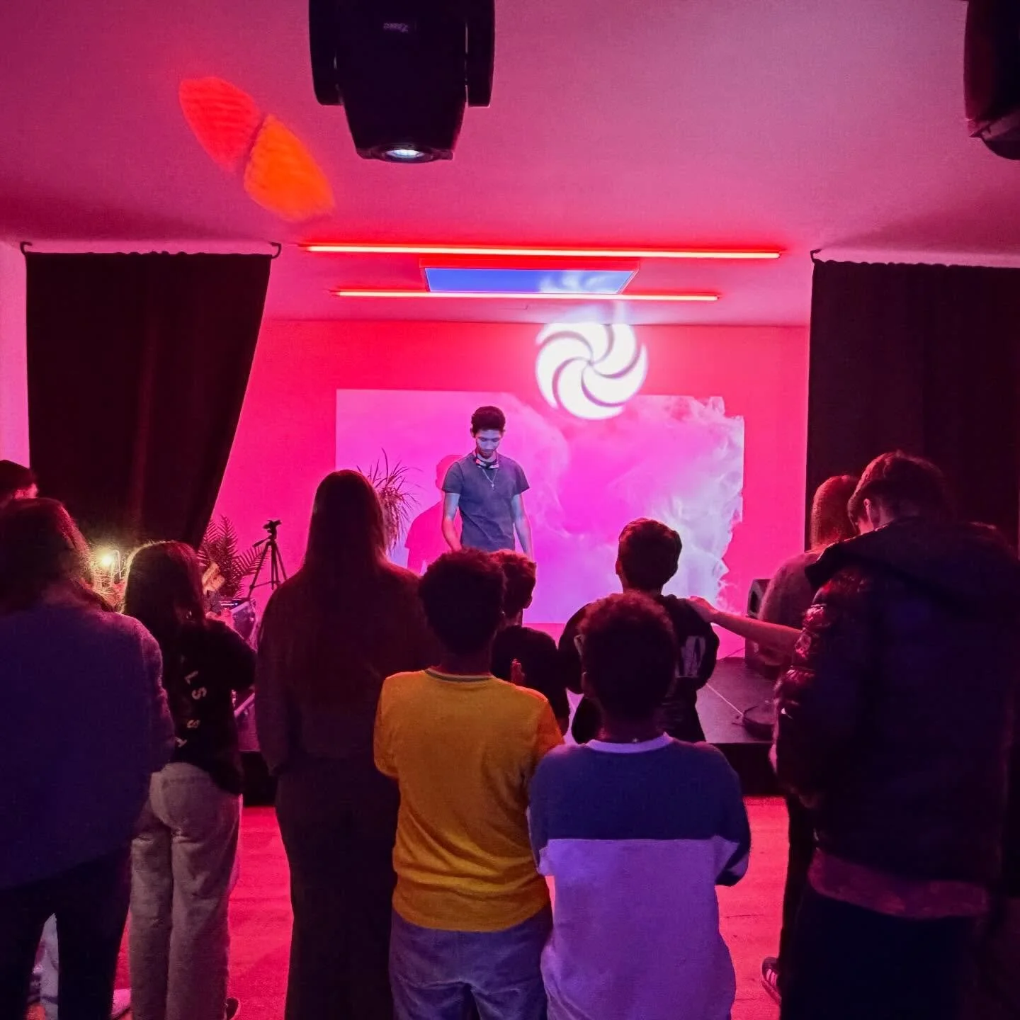 Was machen junge Menschen im SPACE? 🎤🥋🔥

Sie singen, lernen Selbstverteidigung, zeigen coole Moves, tr&auml;umen davon, ein Star zu werden &ndash;
und vor allem: Sie tun Gutes.

Im SPACE geht&rsquo;s um Mut, Ausdruck und Zusammenhalt.
Raum f&uuml;