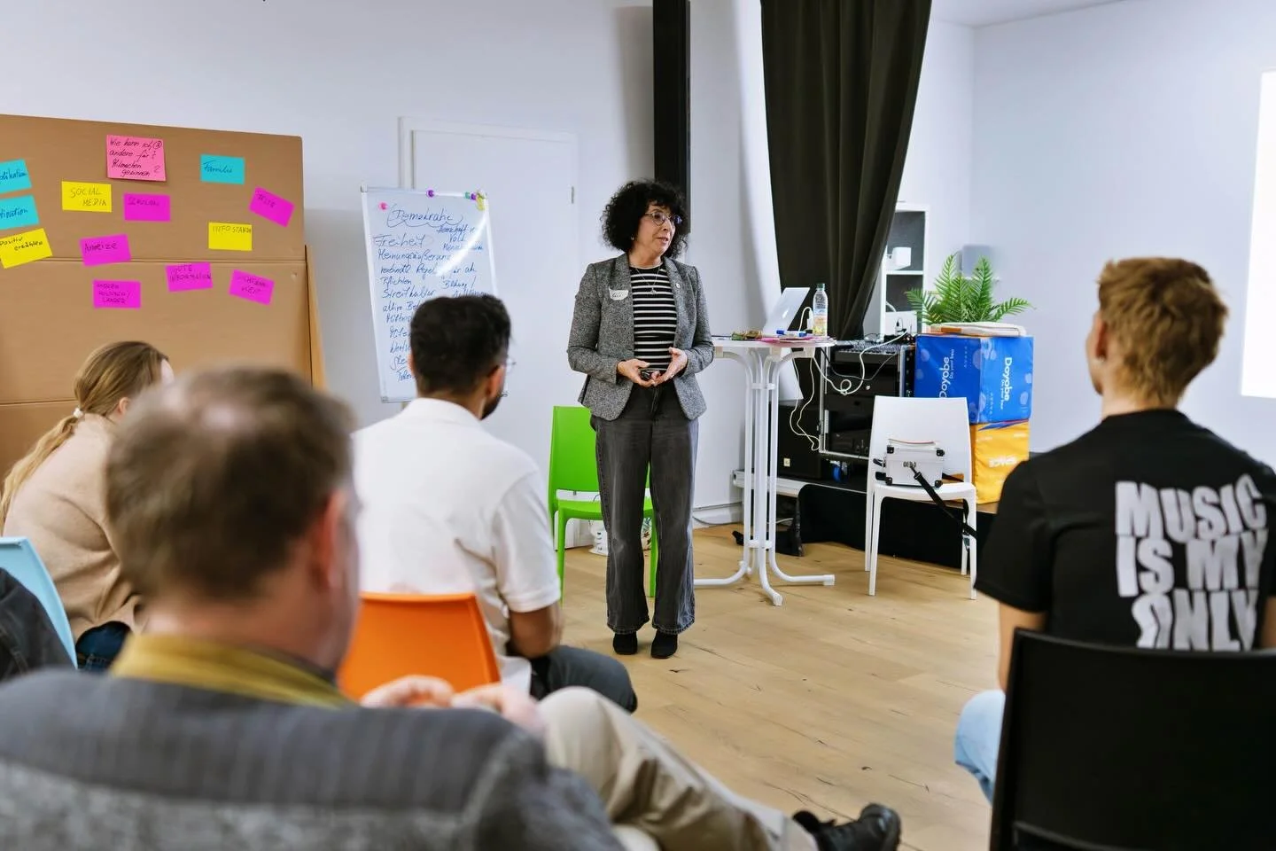 🗳️ Demokratie braucht dich!

Gestern, am 4. M&auml;rz, fand im SPACE unser interaktives Demokratie-Format statt. In entspannter Atmosph&auml;re wurde &uuml;ber Werte, Demokratie und Teilhabe diskutiert.

Mit dabei B&uuml;rgermeister Kandidatinnen un