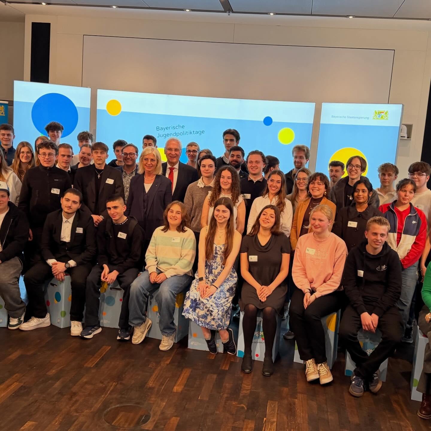 Jugendpolitiktage in M&uuml;nchen 🙌🏽🏛️

Gemeinsam mit dem BGL 360 Jugendbeirat und 6 jungen Menschen aus dem Berchtesgadener Land waren wir im Innenministerium dabei ✨

Wichtige Themen:
🗣️ Beteiligung junger Menschen 
📱 Medienkompetenz 
🤝 Demok