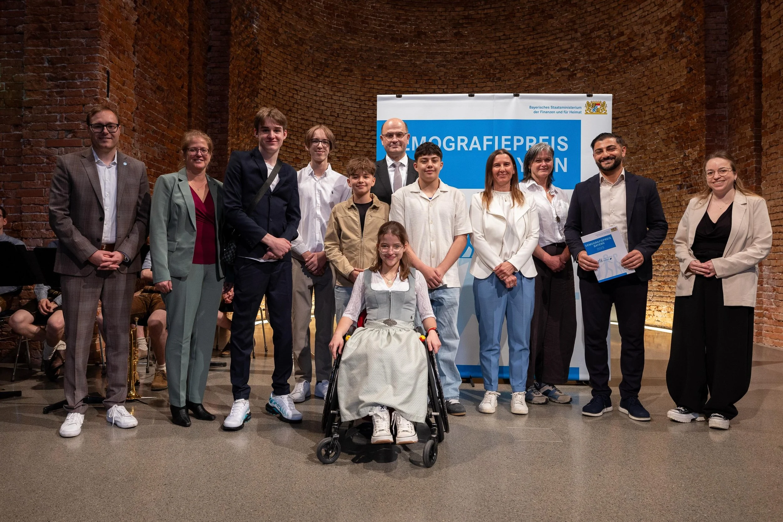🏆 Ein besonderer Moment f&uuml;r uns!

DOYOBE e.V. und das SPACE Kultur- und Digitalzentrum wurden mit dem Demografiepreis ausgezeichnet. Danke an das Bayerische Staatsministerium der Finanzen und f&uuml;r Heimat f&uuml;r diese Wertsch&auml;tzung. ?