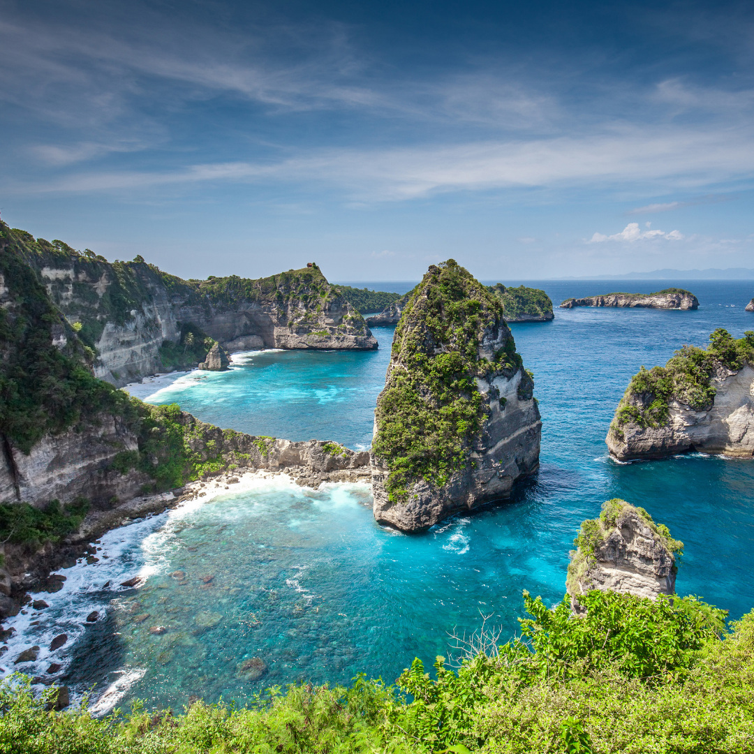 Diamond Beach cliffs and turquoise water on Nusa Penida, Bali
