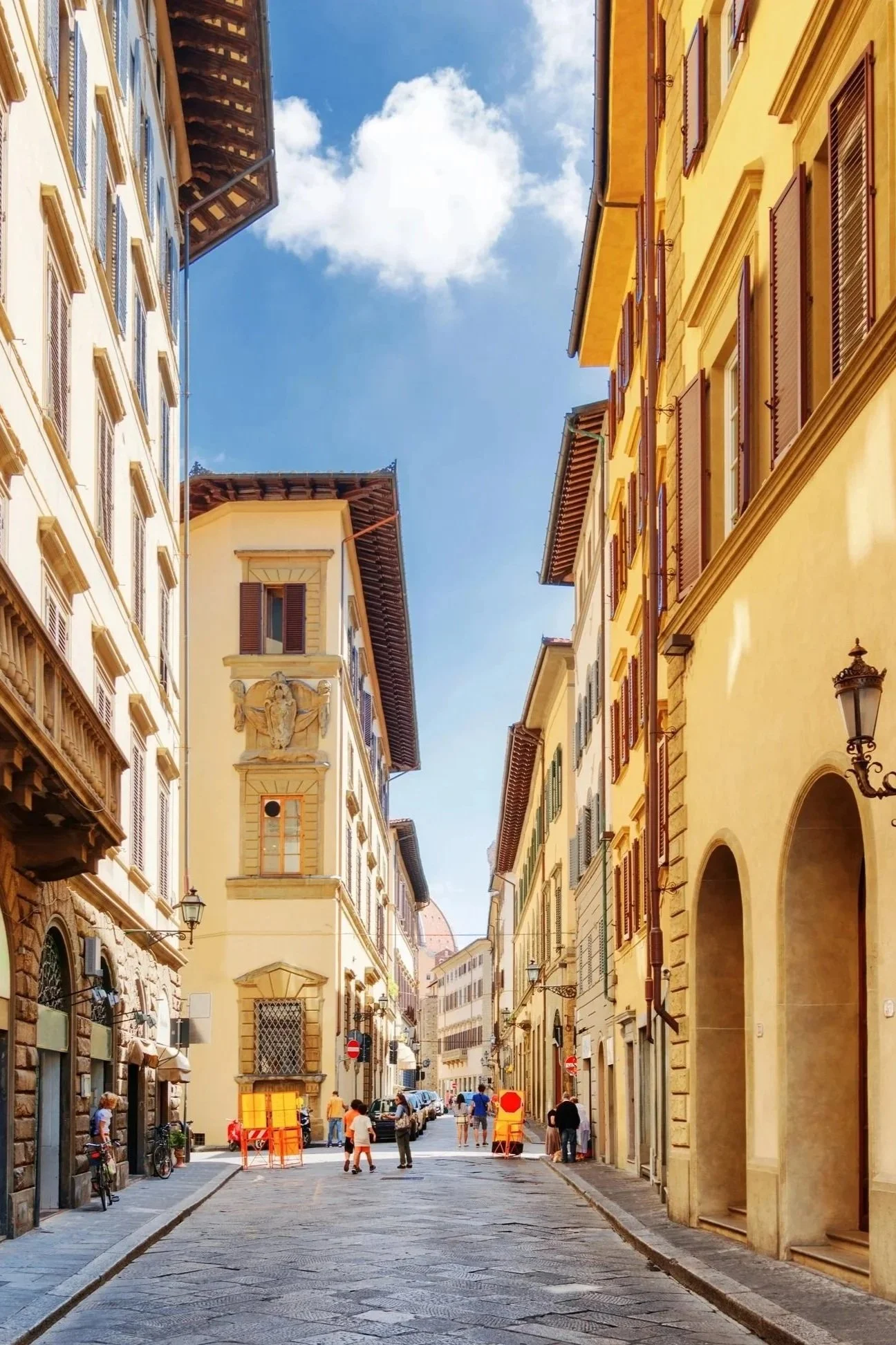 Charming cobblestone via in Florence, Italy, reflecting the city’s timeless elegance and everyday beauty