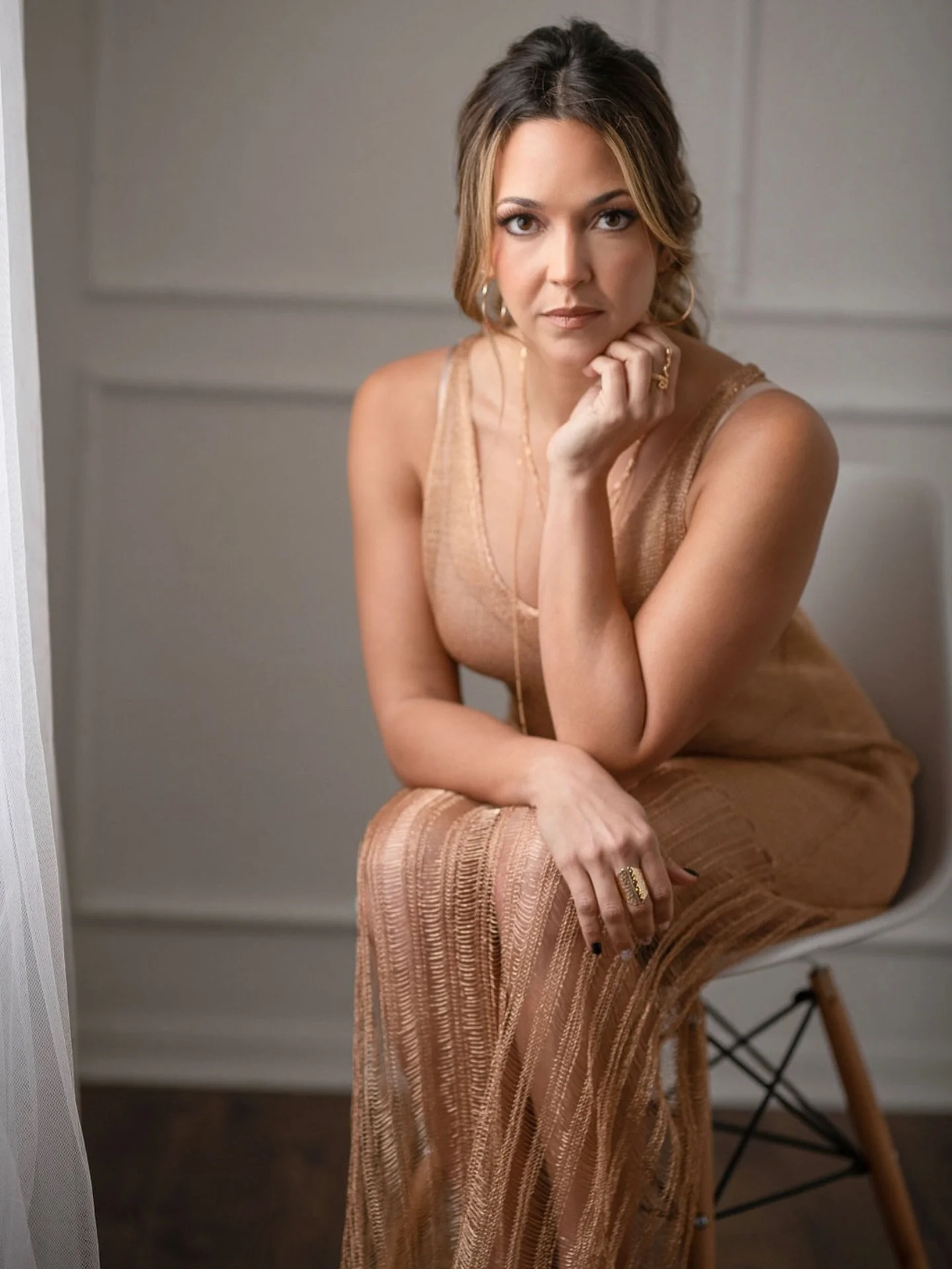 I don&rsquo;t want to write any inspiring, funny or marketing caption. I am just popping on your feed to say hello and have fun knowing what in your Christmas list? 👀 PLEASE TELL ME!  I want to know! 

@gloriacambrephotography 

#christmaslist #hell