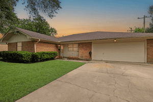 2308 Hillcrest Dr