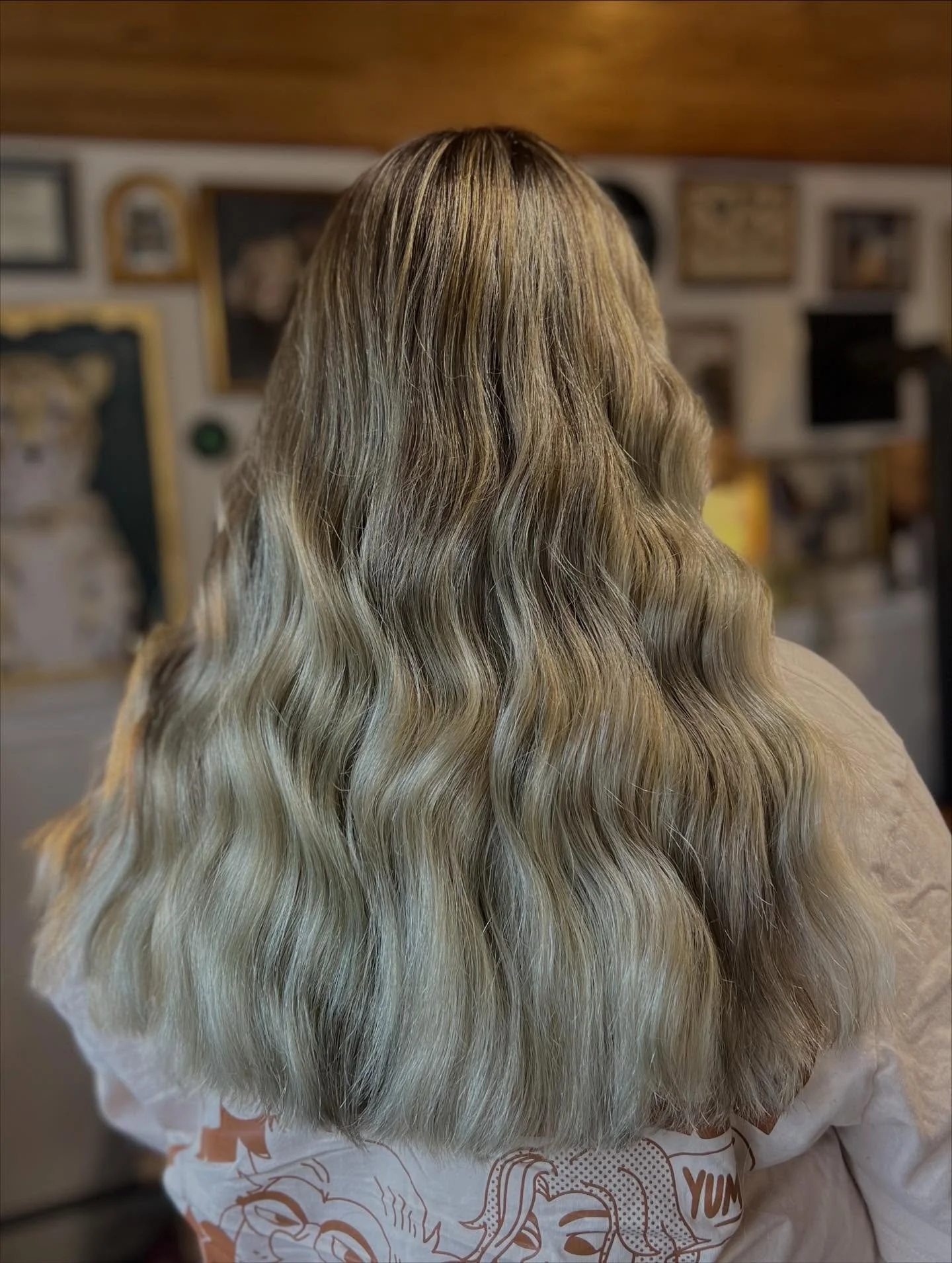 do you ever wonder what will happen if you put semi permanent black box dye on your blonde hair ? SWIPE to find out 💙
&bull;
&bull;
we went into this appointment with a hope and a dream while chatting about the importance of color theory ! ❤️💛💙