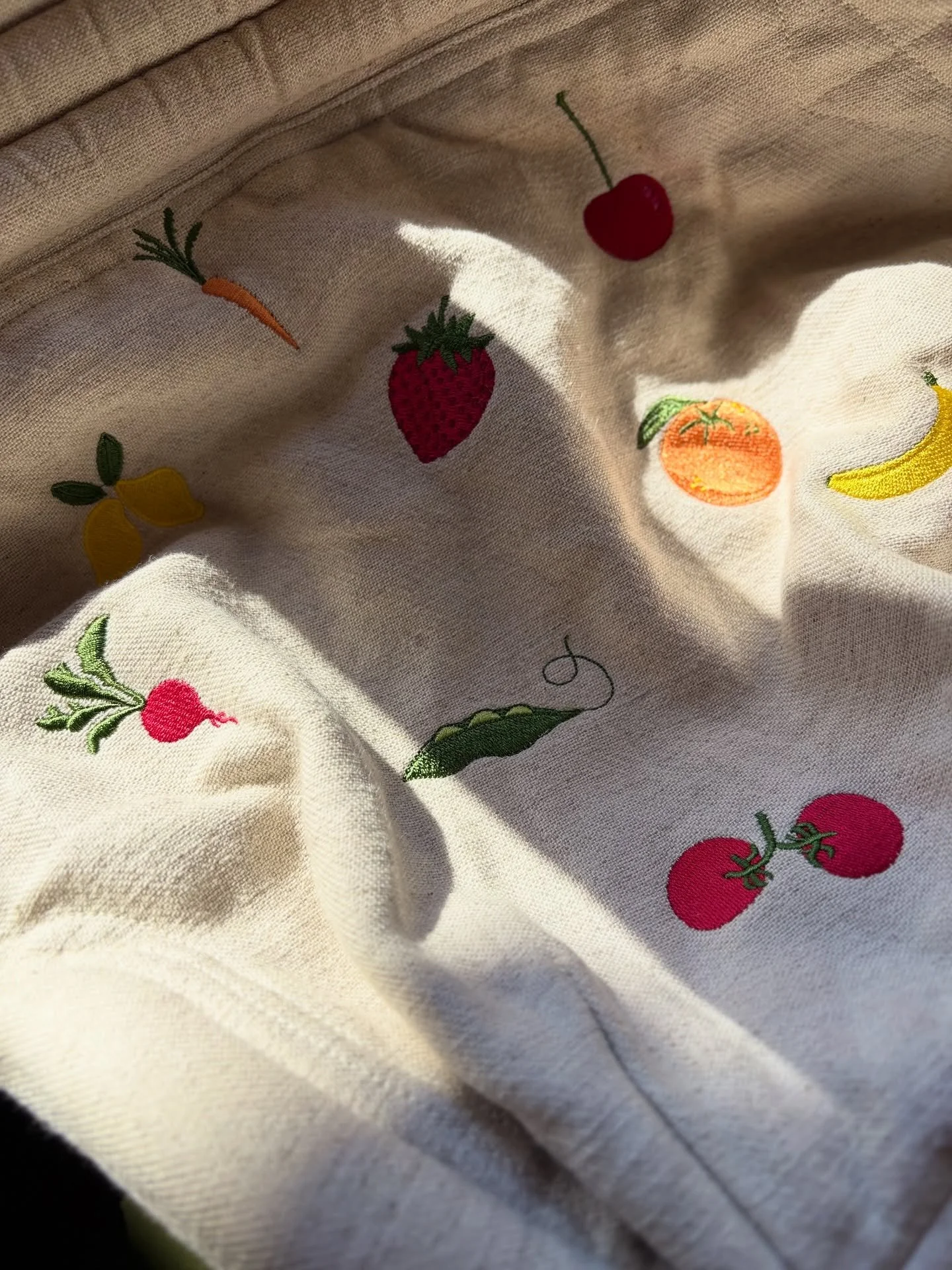 Oh baby, we&rsquo;ve got a garden to-go 🌱🍓🥕 Fresh fruits &amp; veggies, embroidered with love for the sweetest little bundle.
