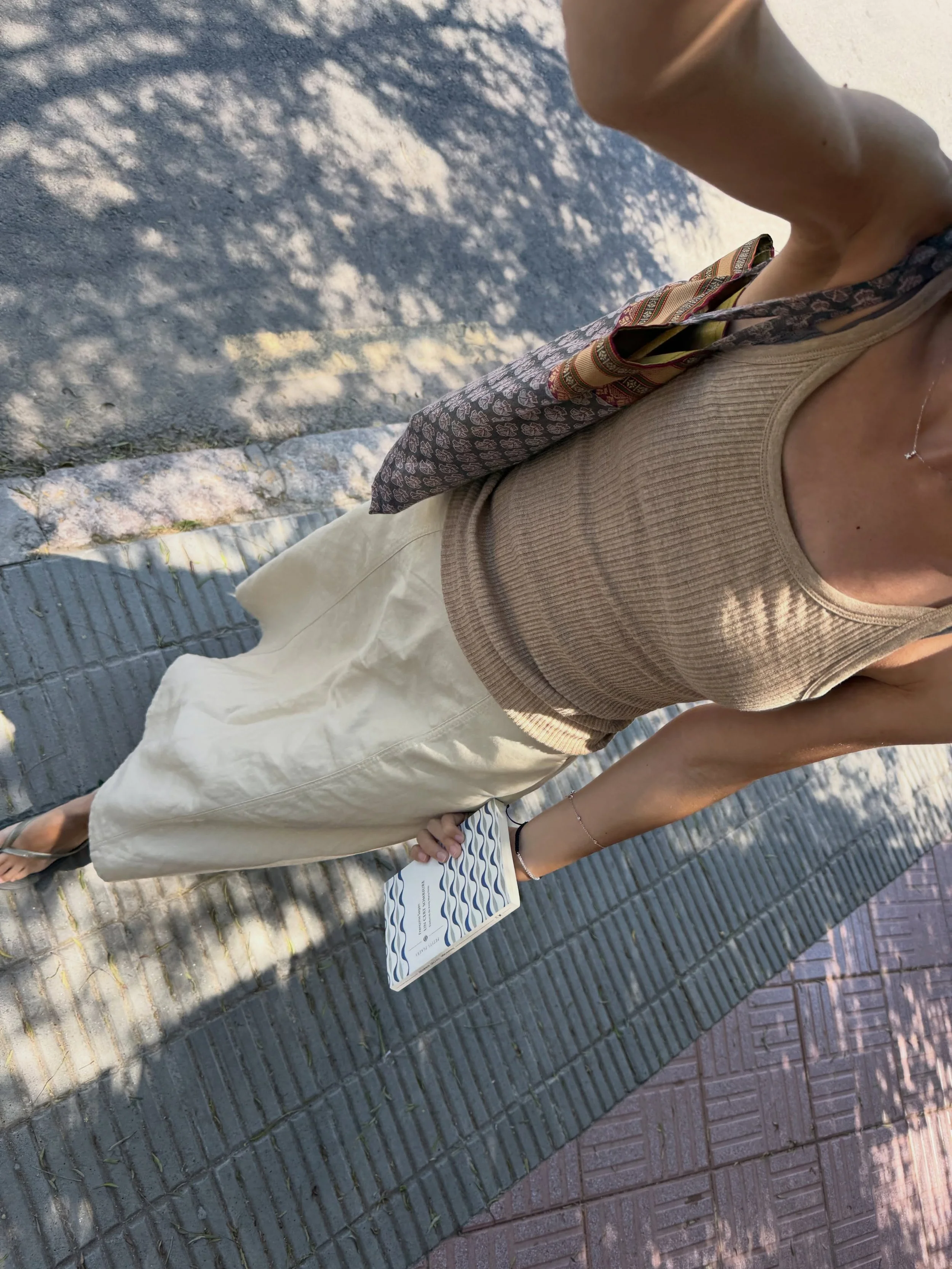 fran&ccedil;oise sagan como una ventana al verano; un verano ba&ntilde;ado en luces y sombras, pero sobre todo (y lo que m&aacute;s me gusta de ella), un verano que me transporta a la sensaci&oacute;n de instalarme de nuevo en la adolescencia, de par