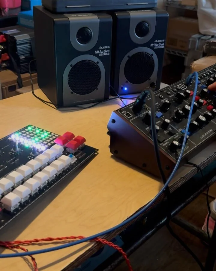 MIDI IN AND OUT FINALLY WORKS!!!!! 

Big shoutout to @karlalamusic @masonandrewmann and @riosriosyeah for helping me through this trial and error process. 

Can&rsquo;t believe the last part of figuring out hardware is done and now all that is left i