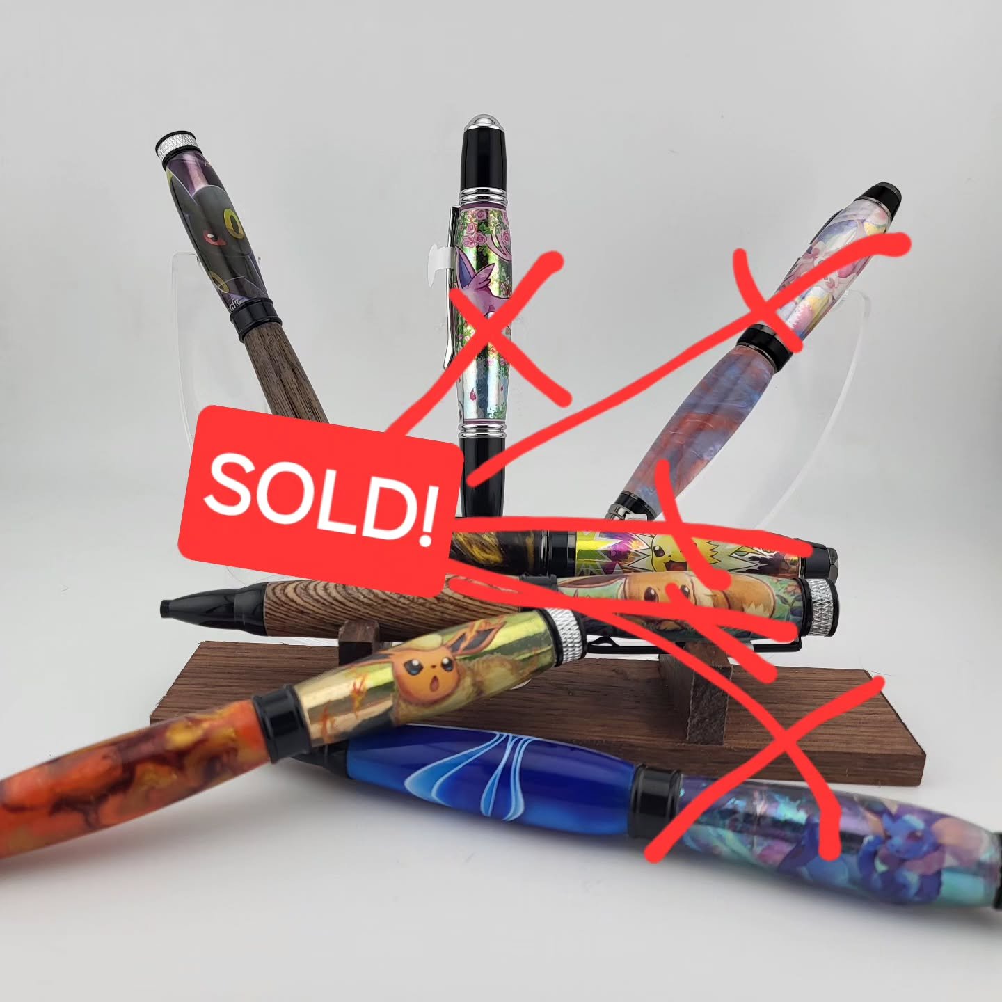 And that's a wrap for us at #oddmall ! Thank you so much to everyone who stopped by 🤩
Only #flareon and #umbreon are left from our #eeveelution set. They'll be up on etsy in a few days if you want to snag them 😉