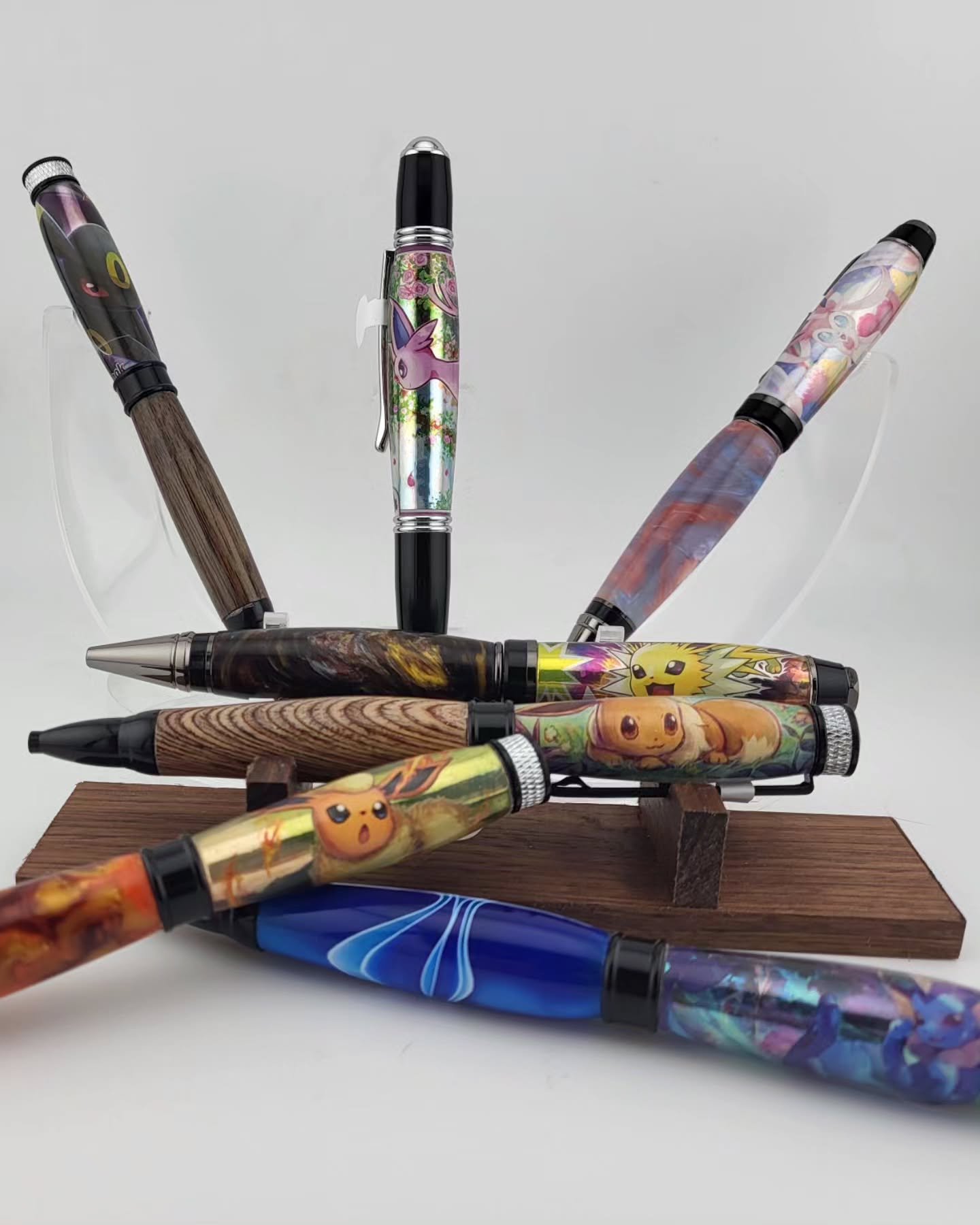 Are you an #eeveelution fan? All of these stellar pens will be with us this weekend at #oddmall and you don't want to miss them!
#smallbusiness #handmade #pokemon #eevee #flareon #vaporeon #jolteon #espeon #umbreon #sylveon