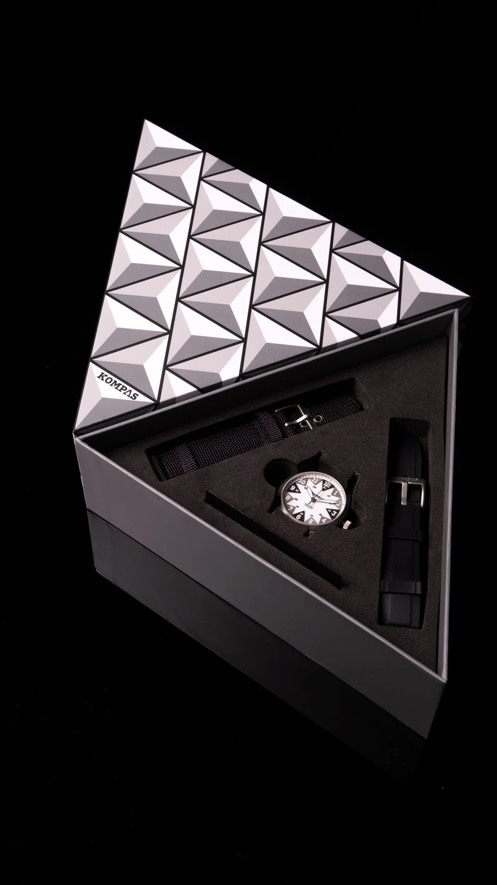KOMPAS North with its two straps and presentation box
