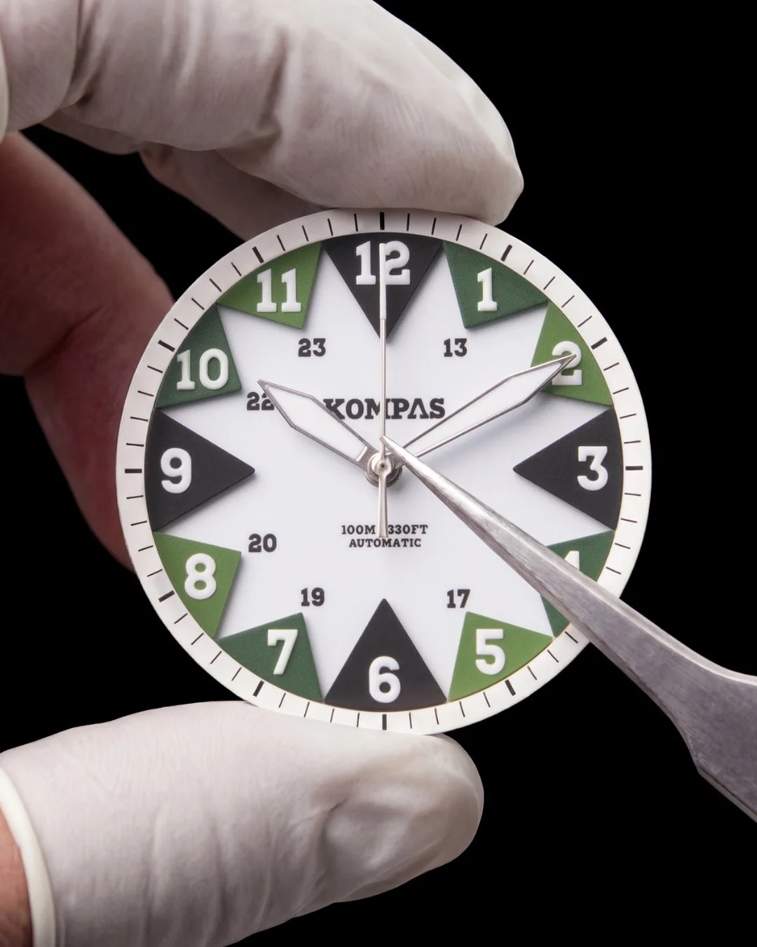 From the dial to a single triangle, every element serves a purpose. Held in place by intent. Designed for clarity at a glance.

This is not detail for the sake of detail.
This is performance, reduced to its purest form.

Find your direction.
kompaswa