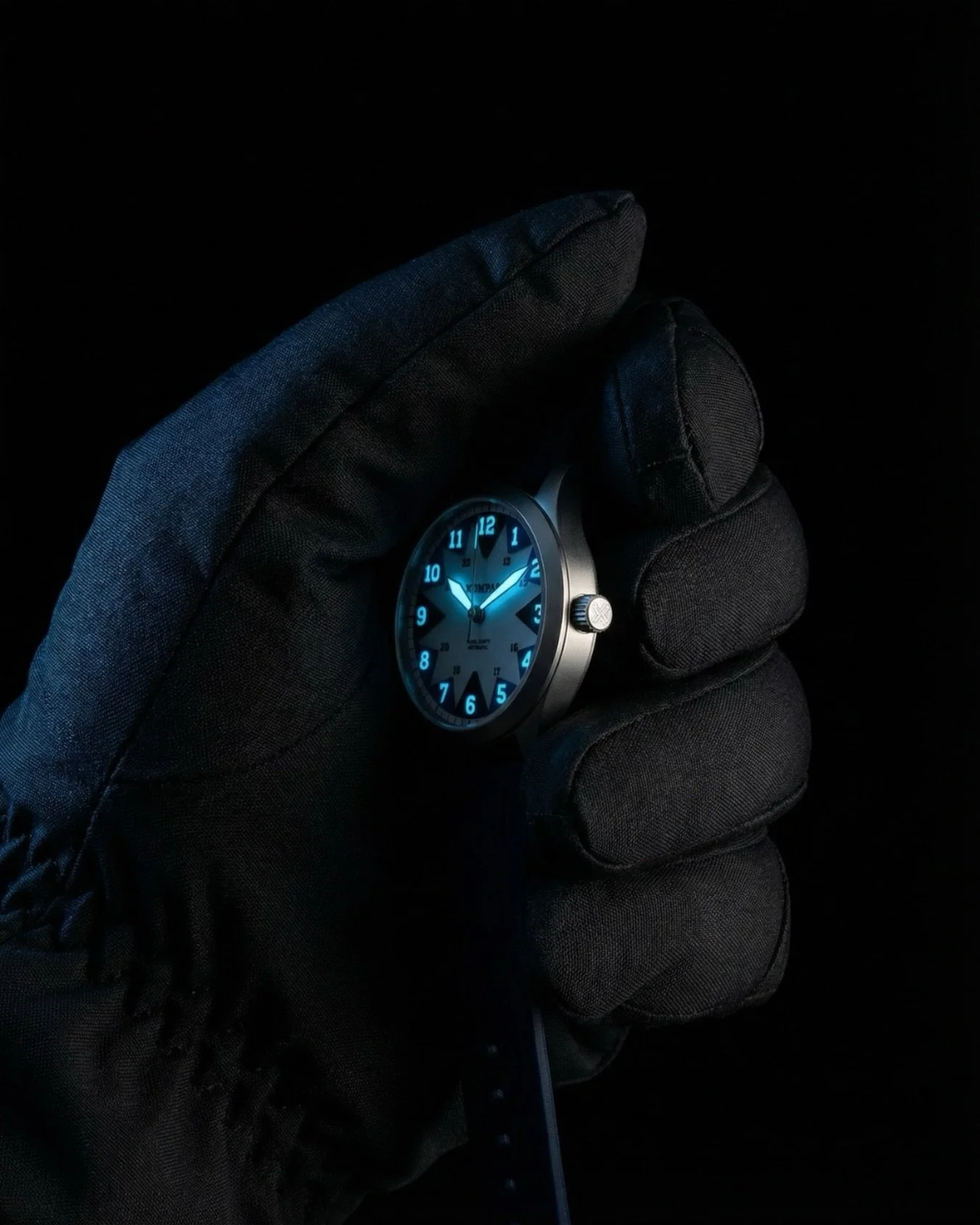 Precision in every triangle.

Each coloured triangle on the KOMPAS performance layer is individually manufactured and placed to create a structured visual timing system. By night, Swiss Super LumiNova ignites a deep blue glow, keeping orientation cle