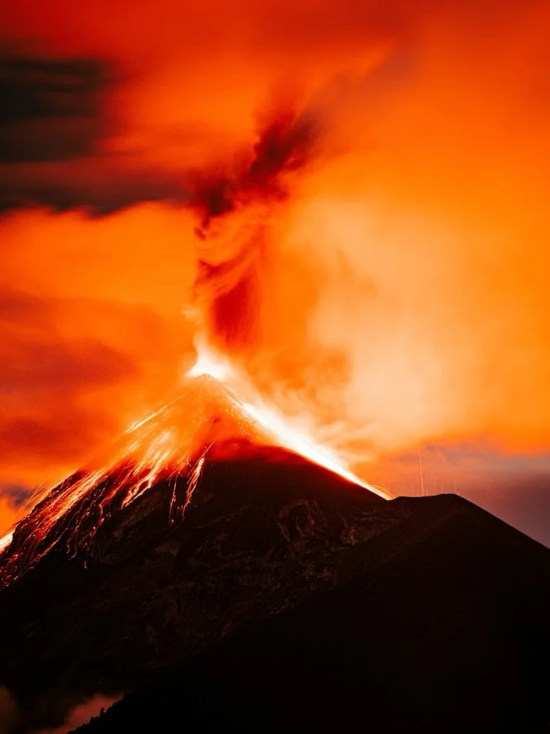 What pulls you forward when the terrain gets unpredictable?

Through fire, ash, and shifting ground, direction is everything.
Our adventurer moves where others hesitate. Built for the unknown, guided by instinct.

This is what KOMPAS stands for.
Not 