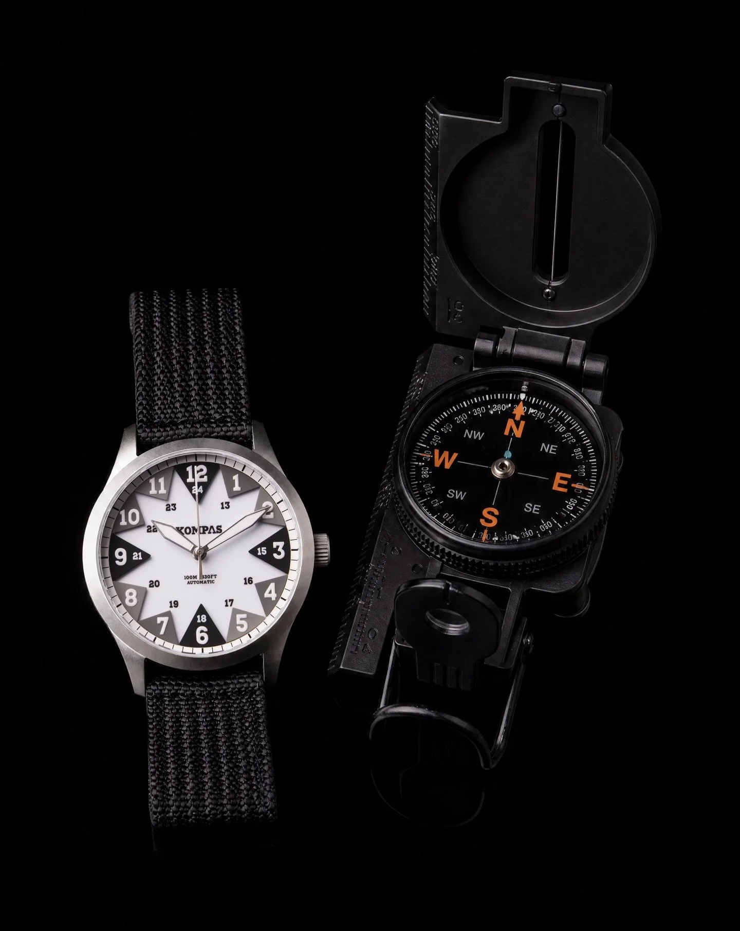 A compass guides your direction.
The KOMPAS dial guides your eye.

Built around our triangular performance layer, every marker is designed to structure time for faster reading and instant clarity.

Different tool. Same purpose.
Direction.

Find your 