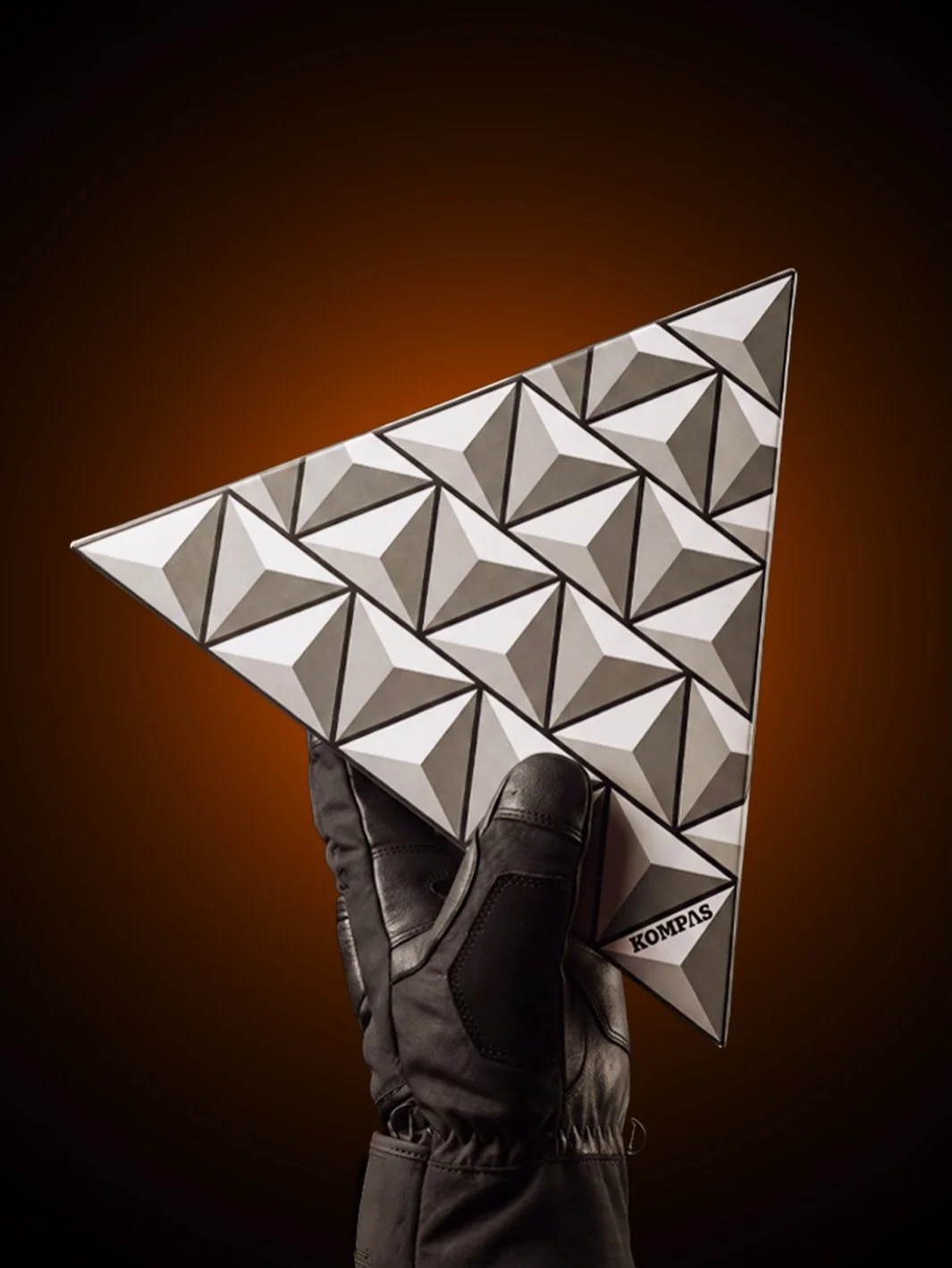 Not just packaging.
A piece of the KOMPAS identity.

Built around our signature triangular pattern inspired by structure, direction, and clarity under pressure, the box was designed to feel like part of the watch itself.

Every angle. Every detail. E
