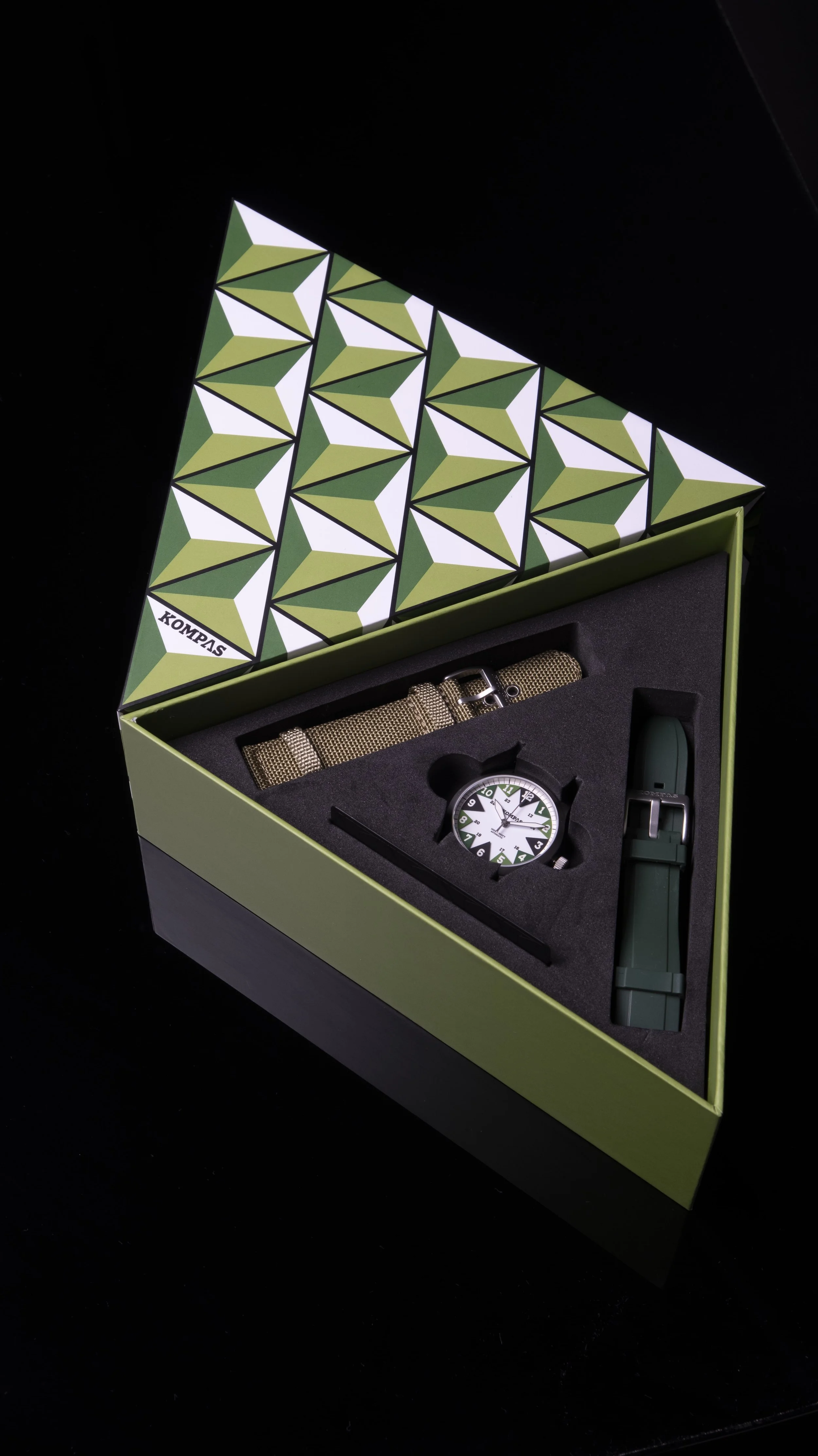 HQ_Watch_withStraps+Box_final-02.jpg
